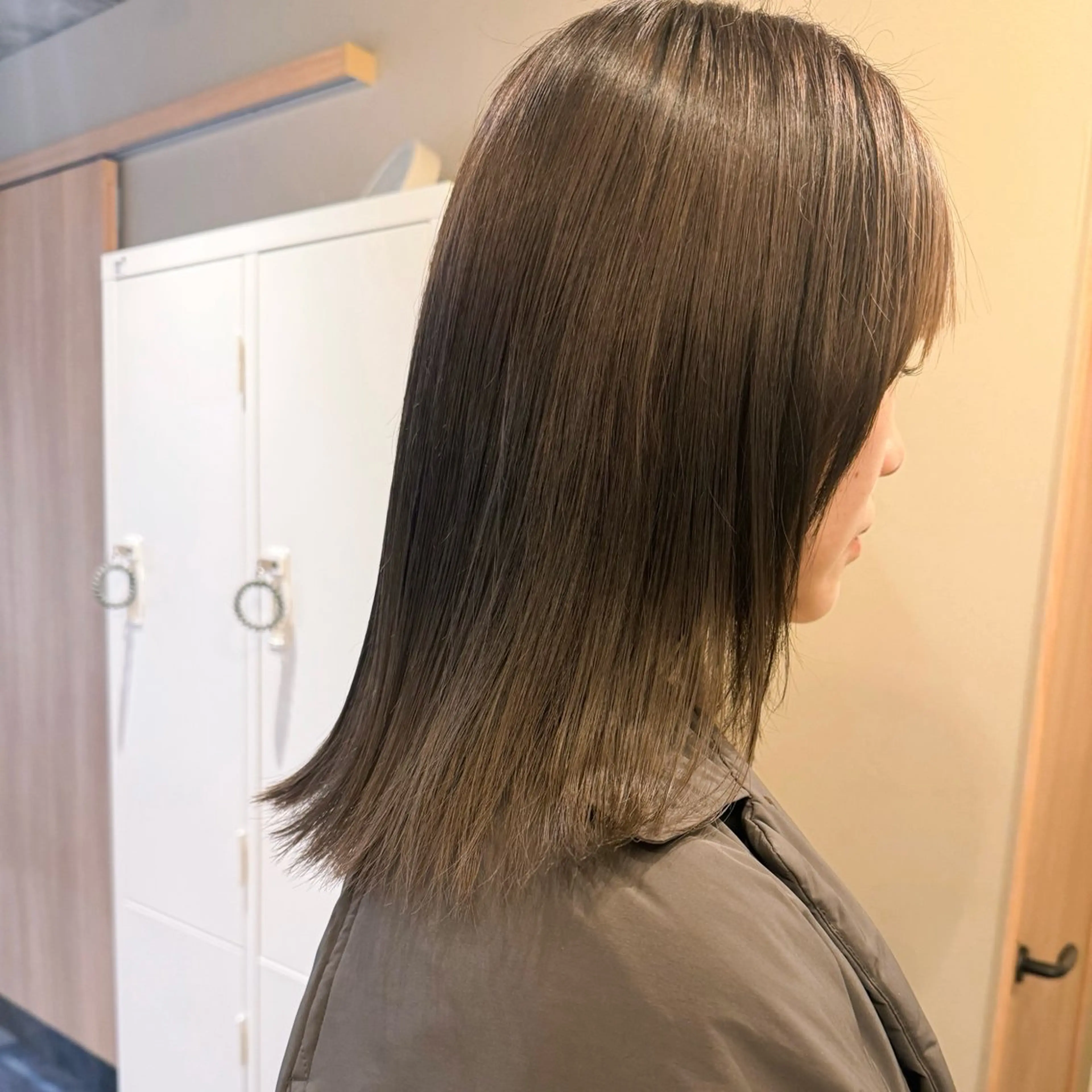 ミディアム カラー カット ヘアカラー トリートメント ヘアセット ハルカ/透け感カラー /顔周りレイヤーのヘアスタイル