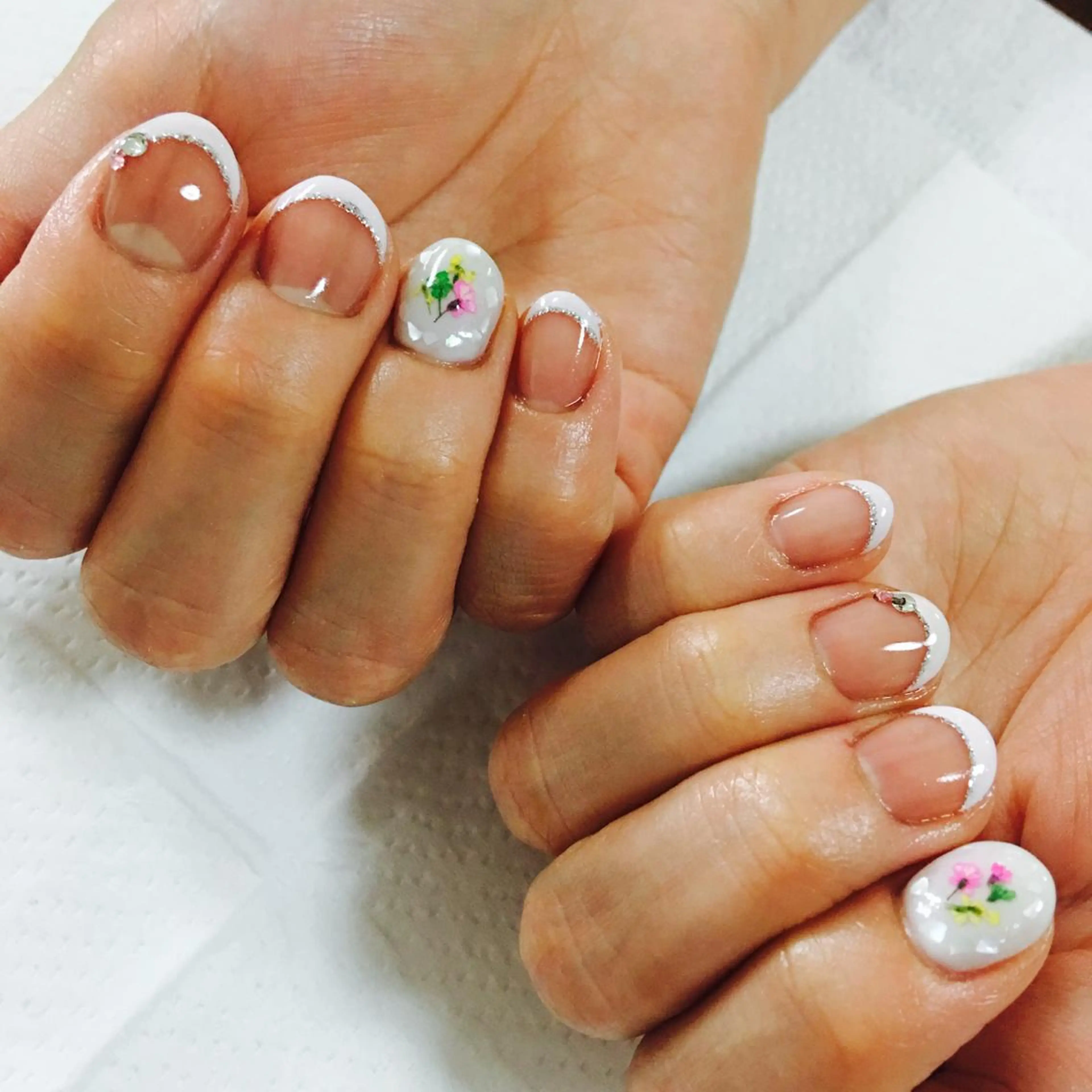 ネイル フレンチネイル キラキラネイル ラメ(グリッター) THECOLORS所属・近貞 莉奈のネイルデザイン