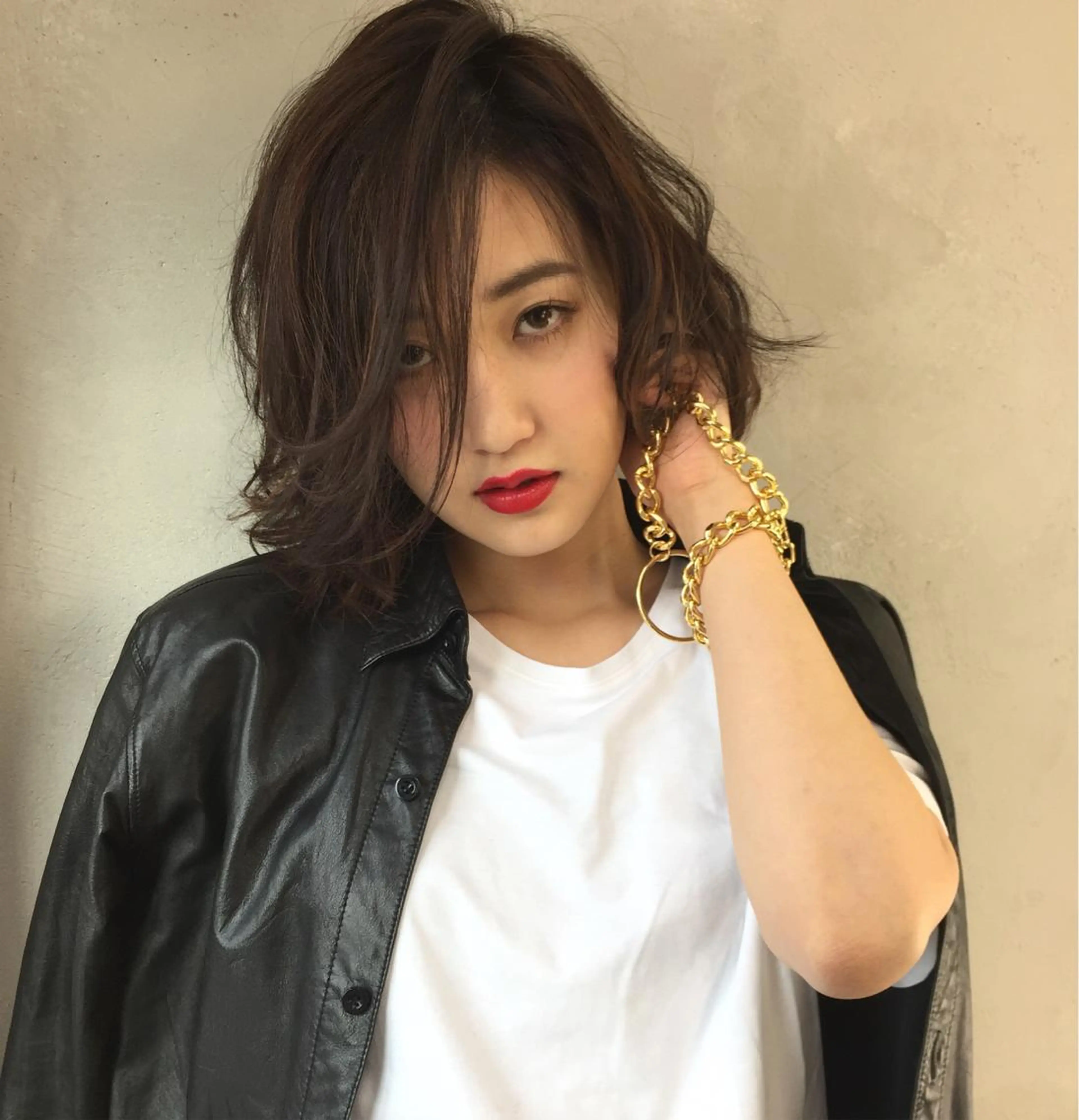 ミディアム ボブ TOMOYAレイヤー ブリーチ縮毛矯正のヘアスタイル