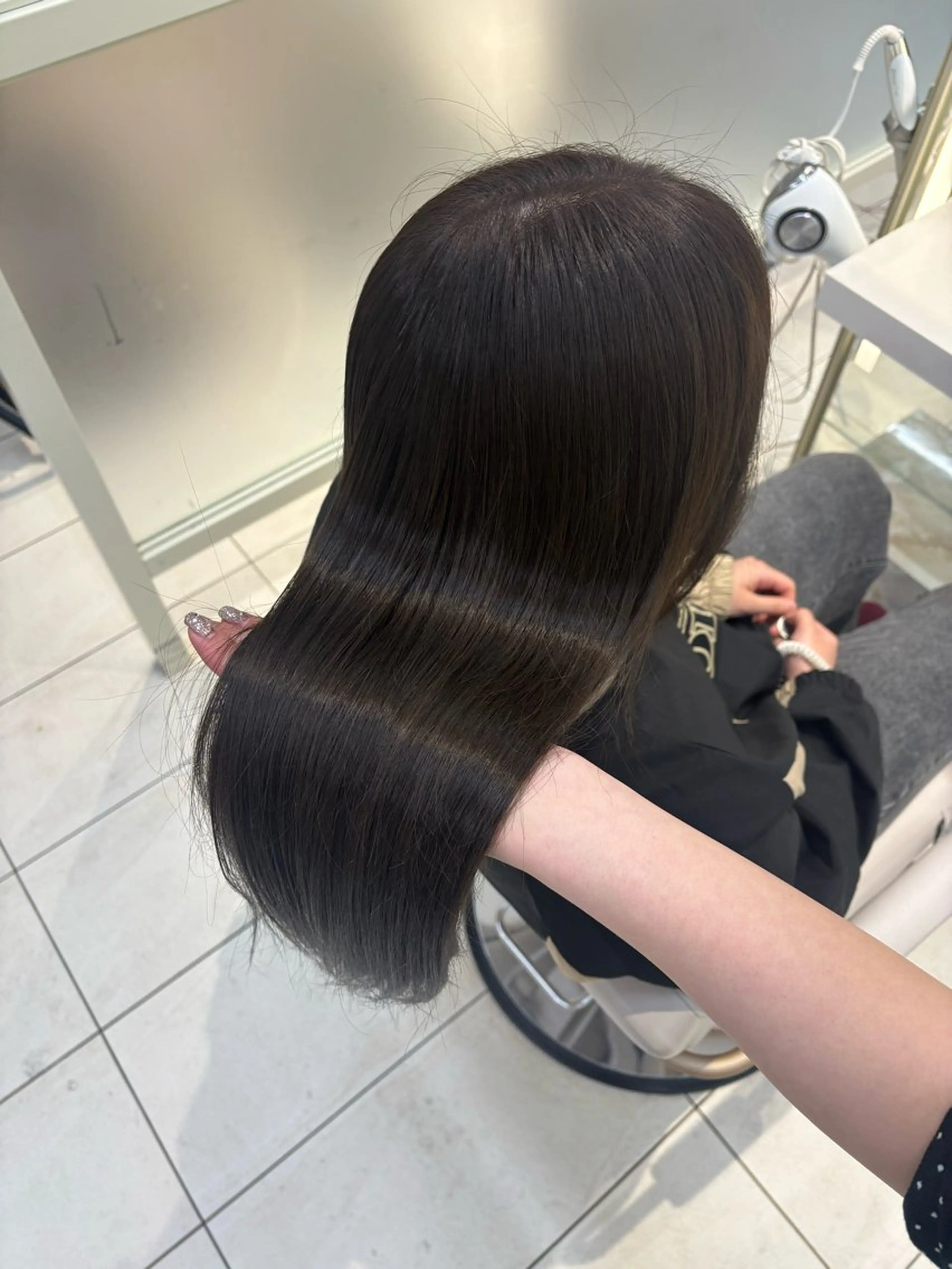 セミロング カラー 透明感カラー グレージュ オリーブグレージュ オリーブグレー かなこ／レイヤー ／透明感カラーのヘアスタイル