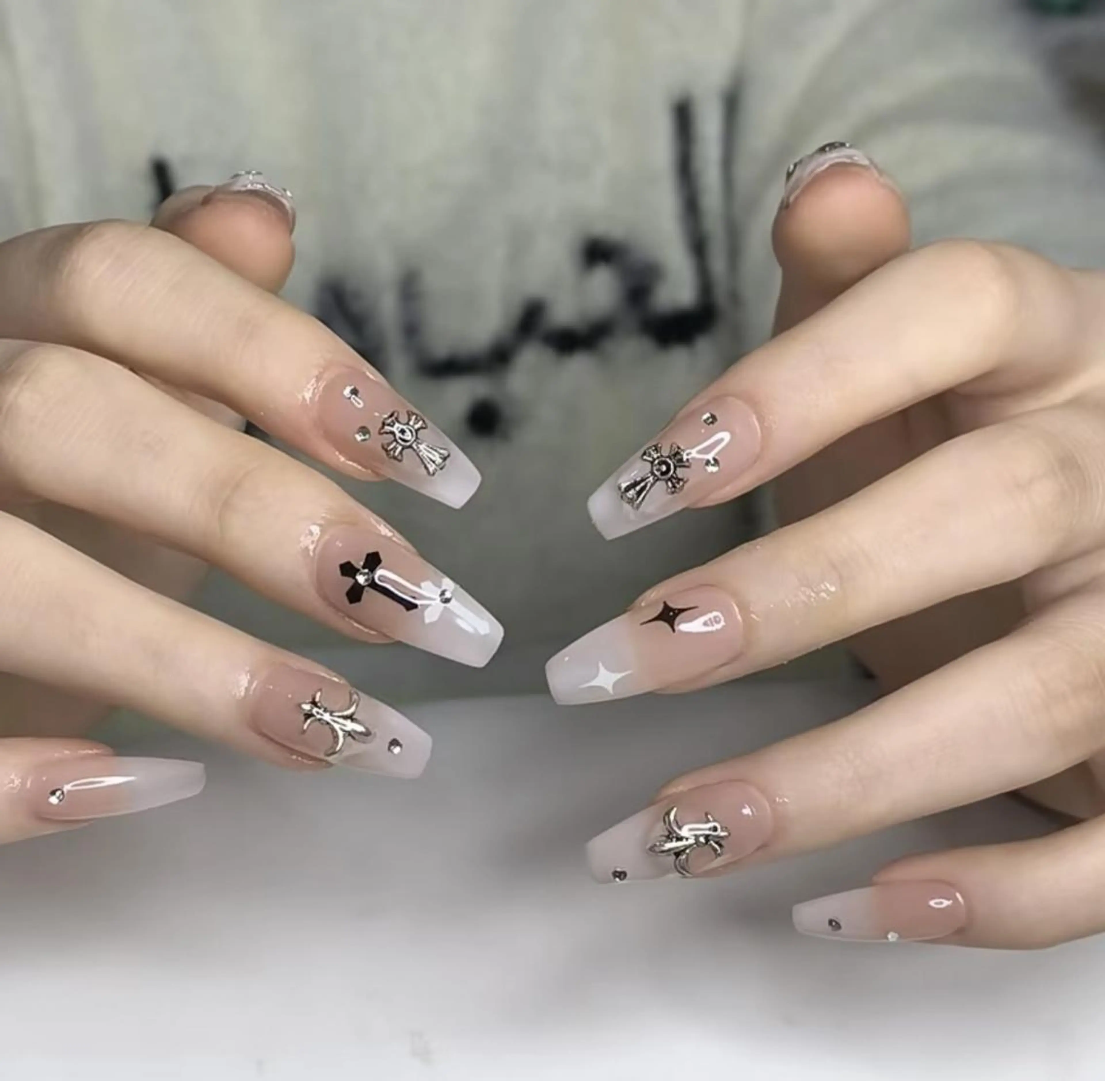 ネイル アートネイル 長さ出し ネイルチップ Queens PUPUのネイルデザイン