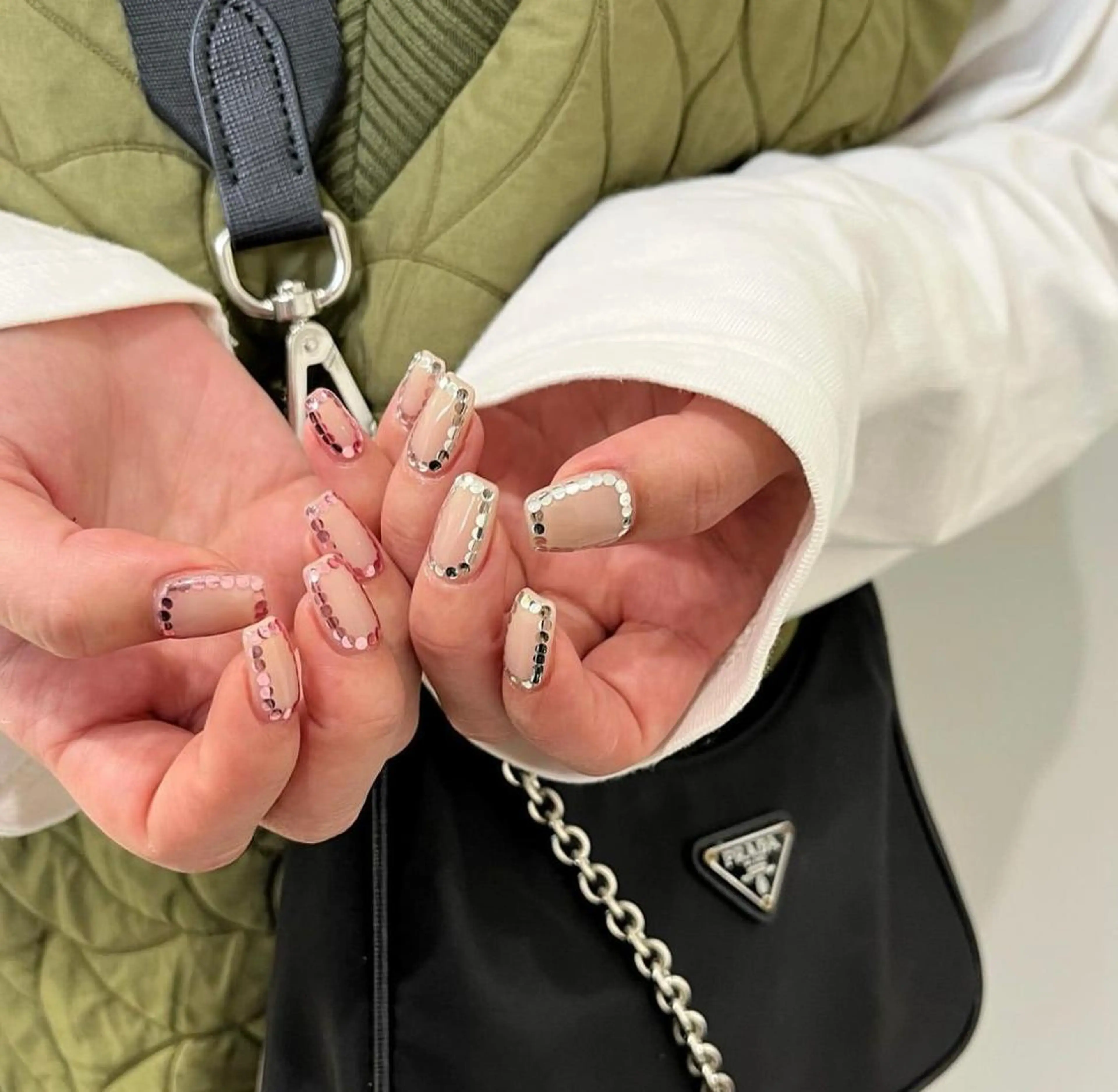 ネイル ホログラムネイル PLATINUM   DOLL【プラチナムドール】所属・ひろこ eyelist🎀のマツエク・マツパデザイン