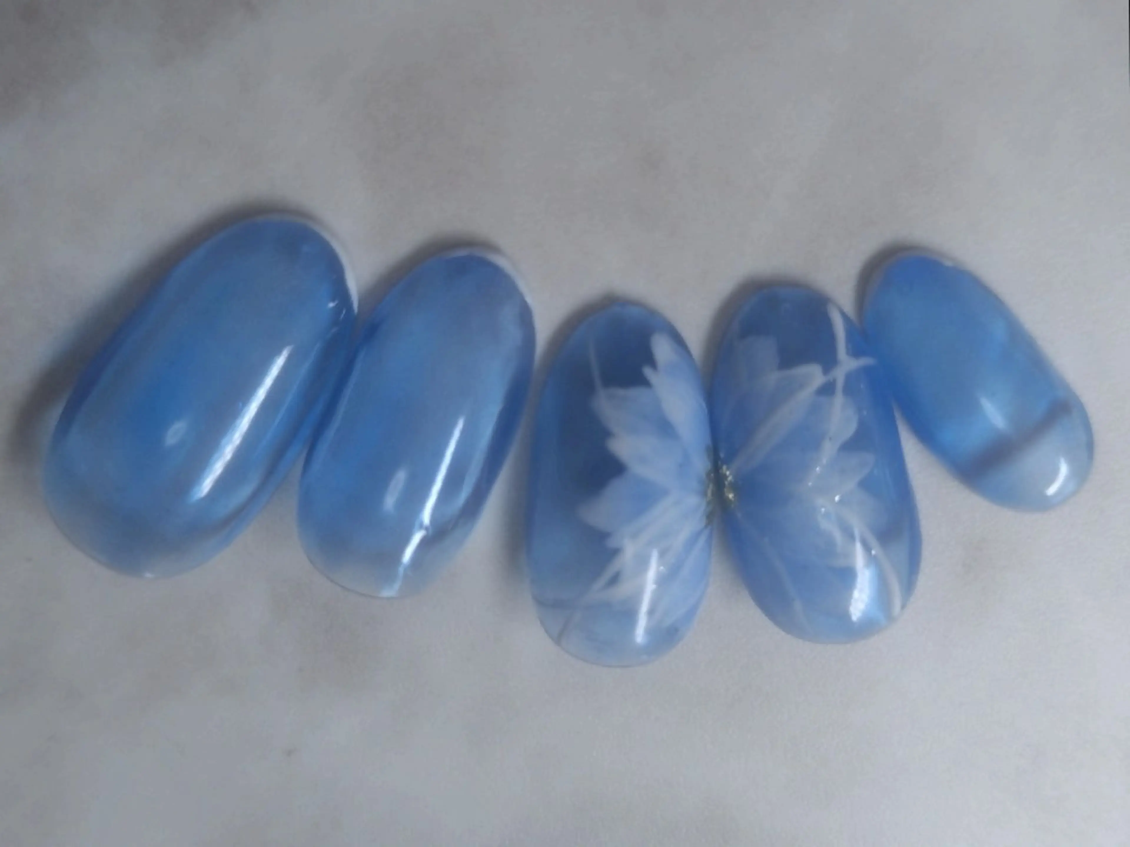 ネイル ブルー フラワーネイル フレンチネイル ホワイト ハンドネイル AG nail 〚　yuka　〛のネイルデザイン