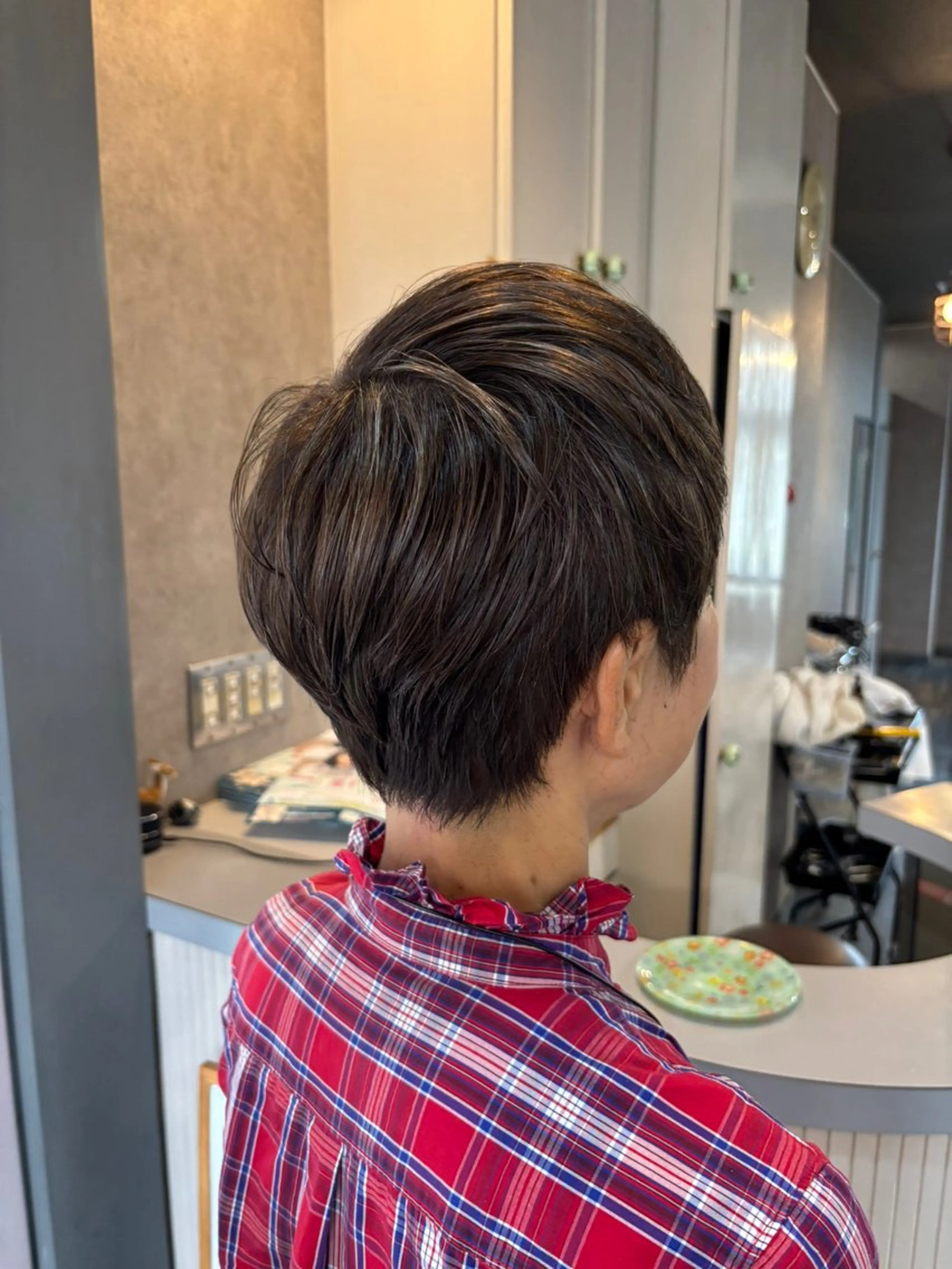 ショート レイヤーカット ミセス bambi所属・杉山 晃太のヘアスタイル