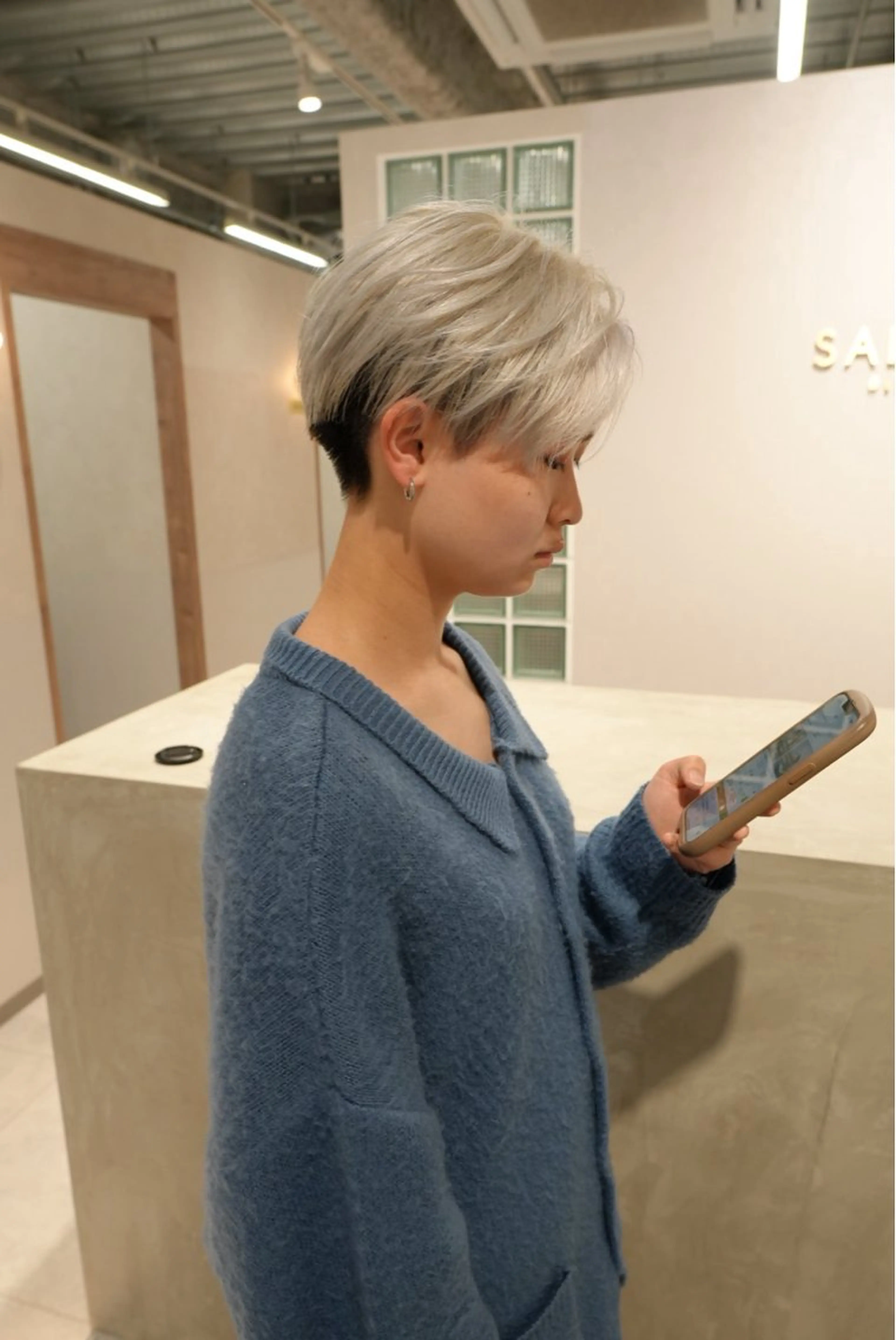 ショート カラー ブロンド ホワイトブロンド ヘアカラー トリートメント 鈴木/ミルクティー/ ブリーチ/ボブ/のヘアスタイル