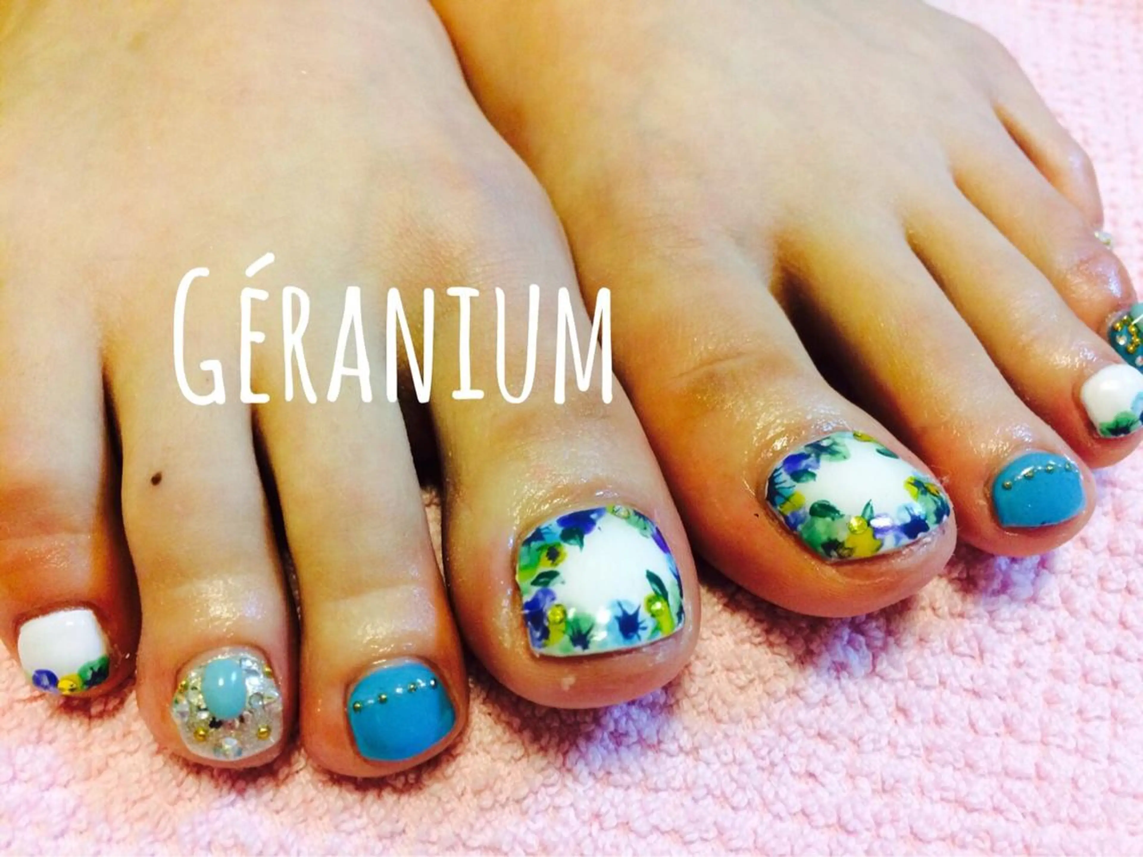 ネイル ブルー フラワーネイル フットネイル GéRanium Harukaのネイルデザイン