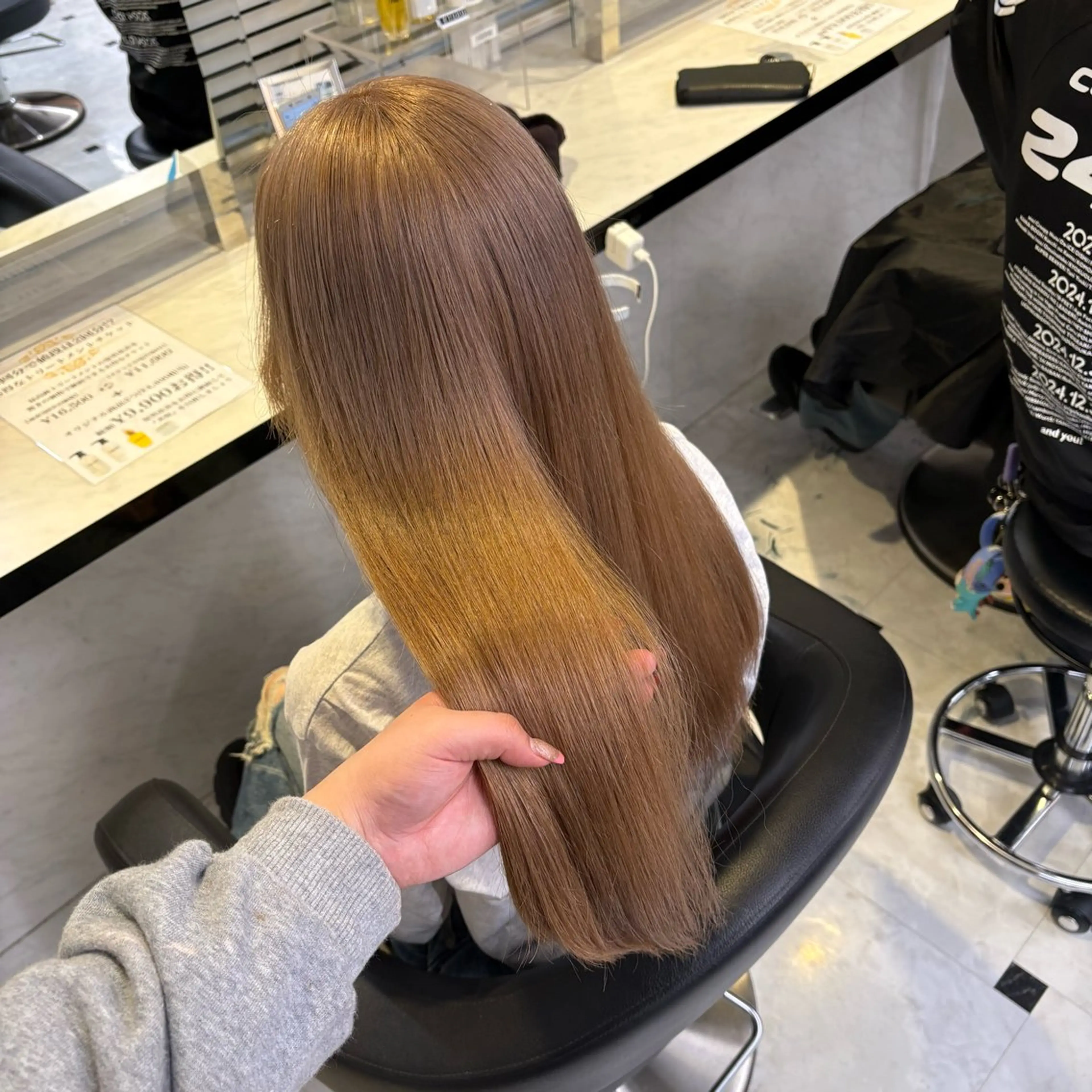 ロング カラー ヘアカラー トリートメント 透明感ベージュカラー 🪞上野🪞AIのヘアスタイル