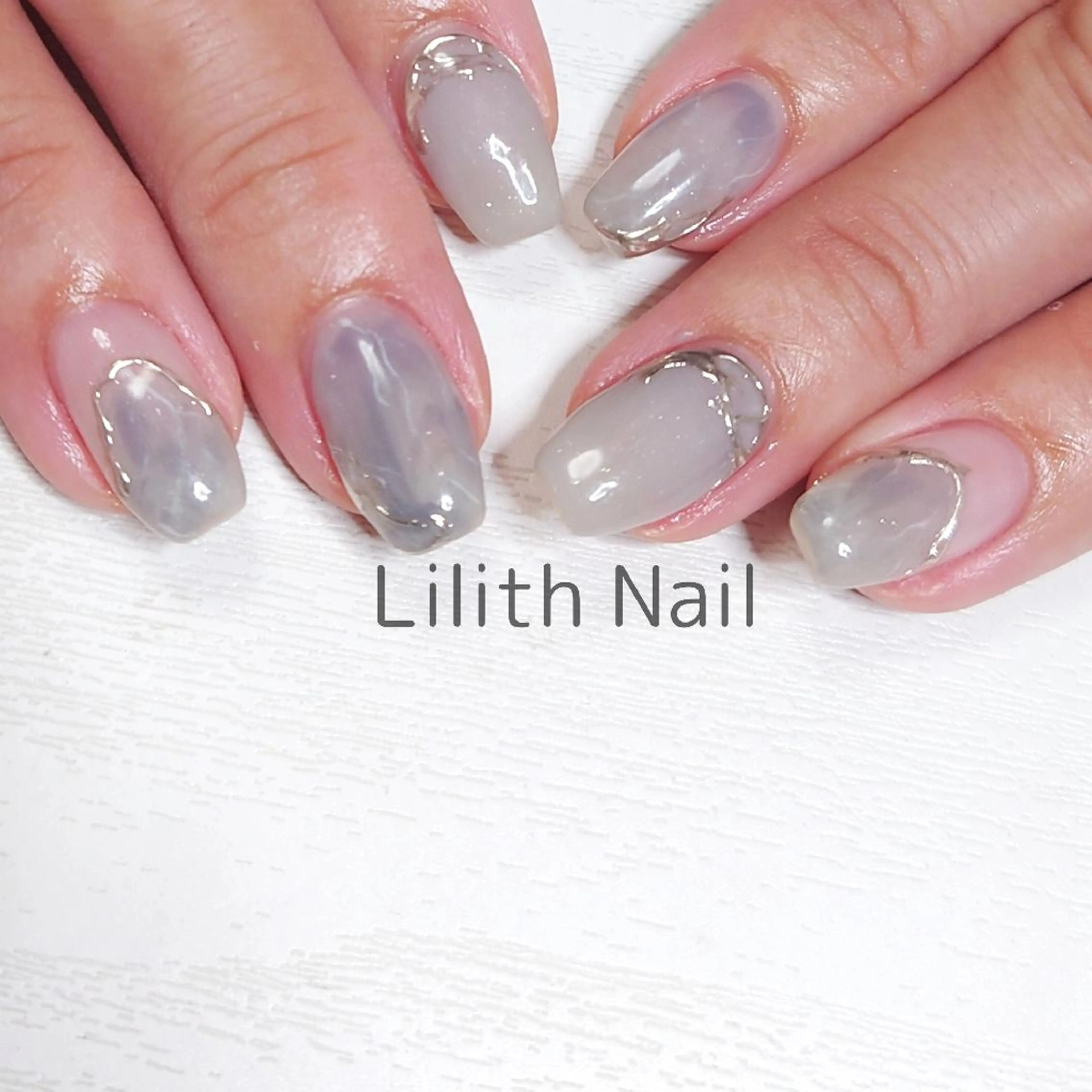 ネイル ブルー キラキラネイル 大理石ネイル(マーブル) ミラーネイル シルバー ハンドネイル Lilith Nailのネイルデザイン