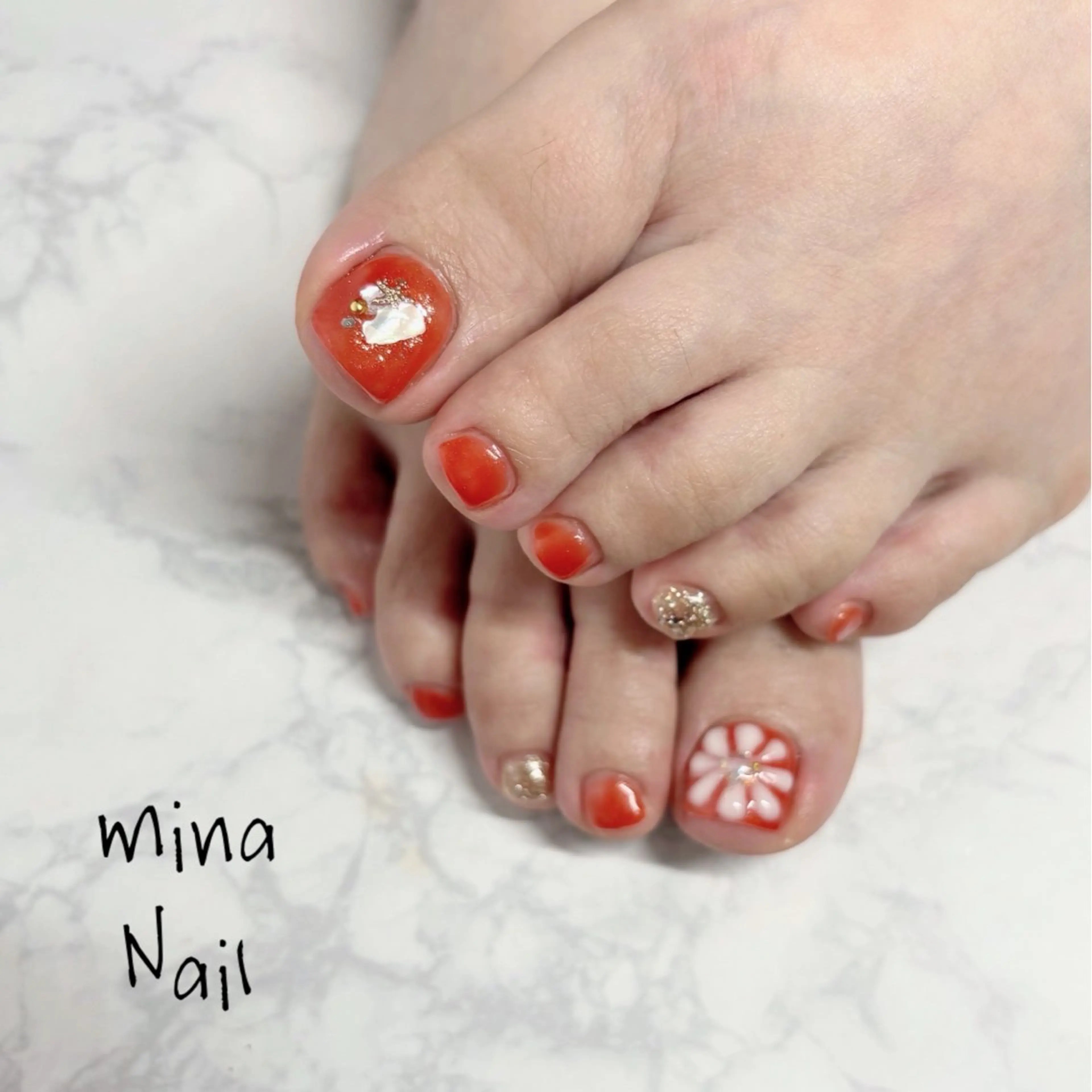 ネイル フットネイル ゴールド ラメ(グリッター) ぷっくりネイル 夏ネイル mina Nailのネイルデザイン