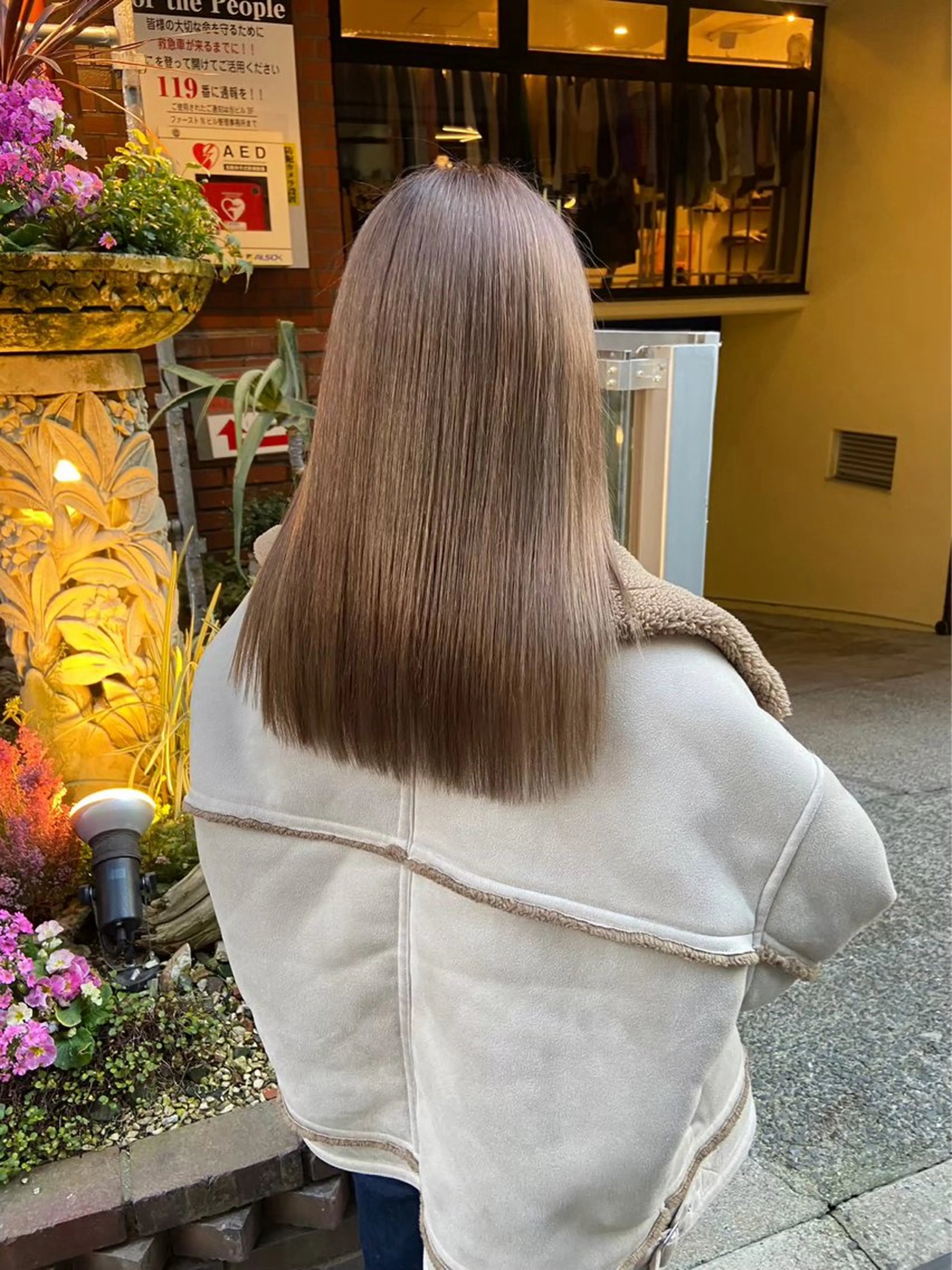 ミディアム シオン/艶髪/ グレージュカラーのヘアスタイル