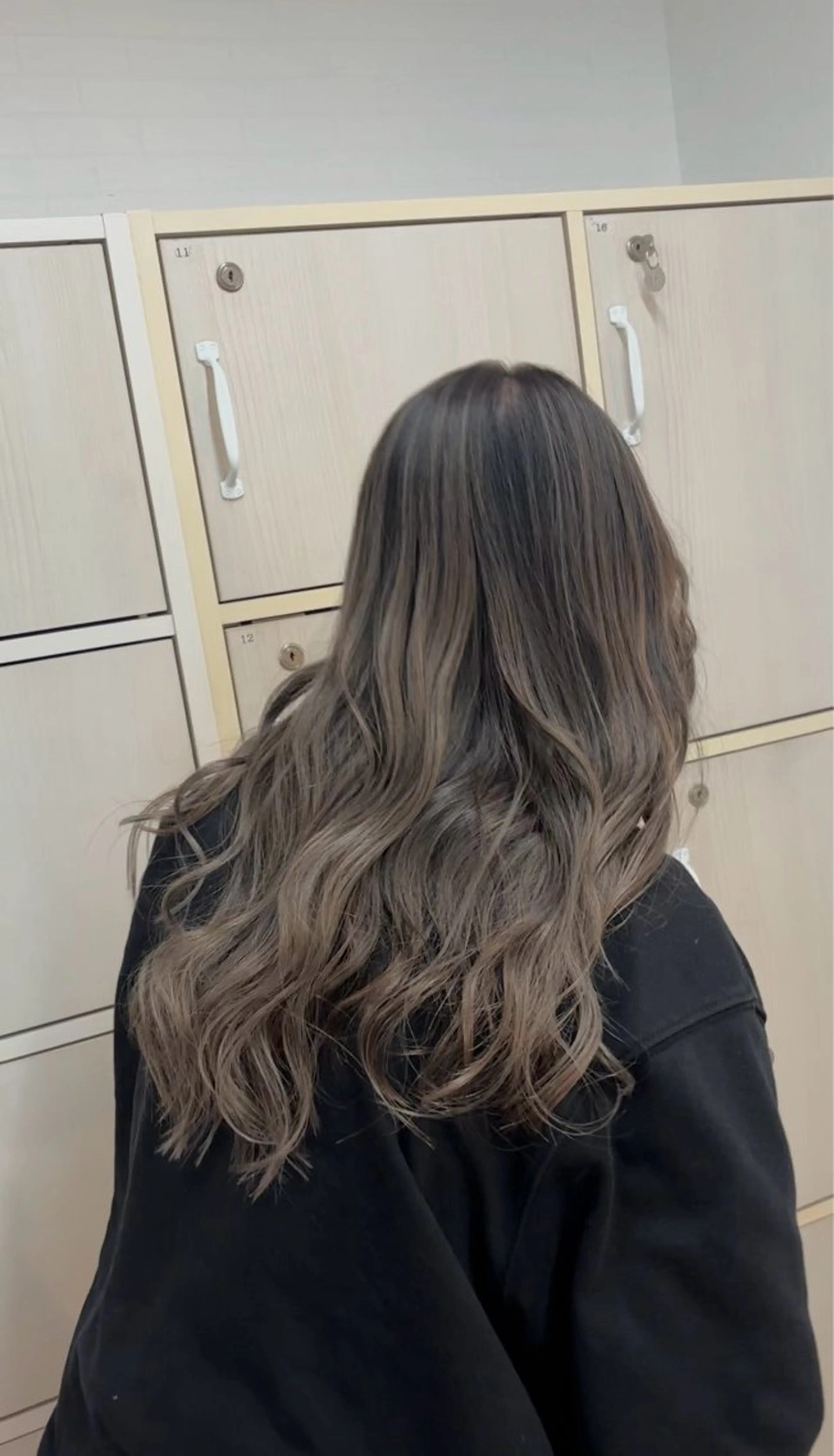 セミロング カラー ヘアアレンジ バレイヤージュ ダブルカラー グレージュ ハイライトカラー ハイライト カット ヘアカラー トリートメント グランルッソ所属・岡山× バレイヤージュカラーのヘアスタイル