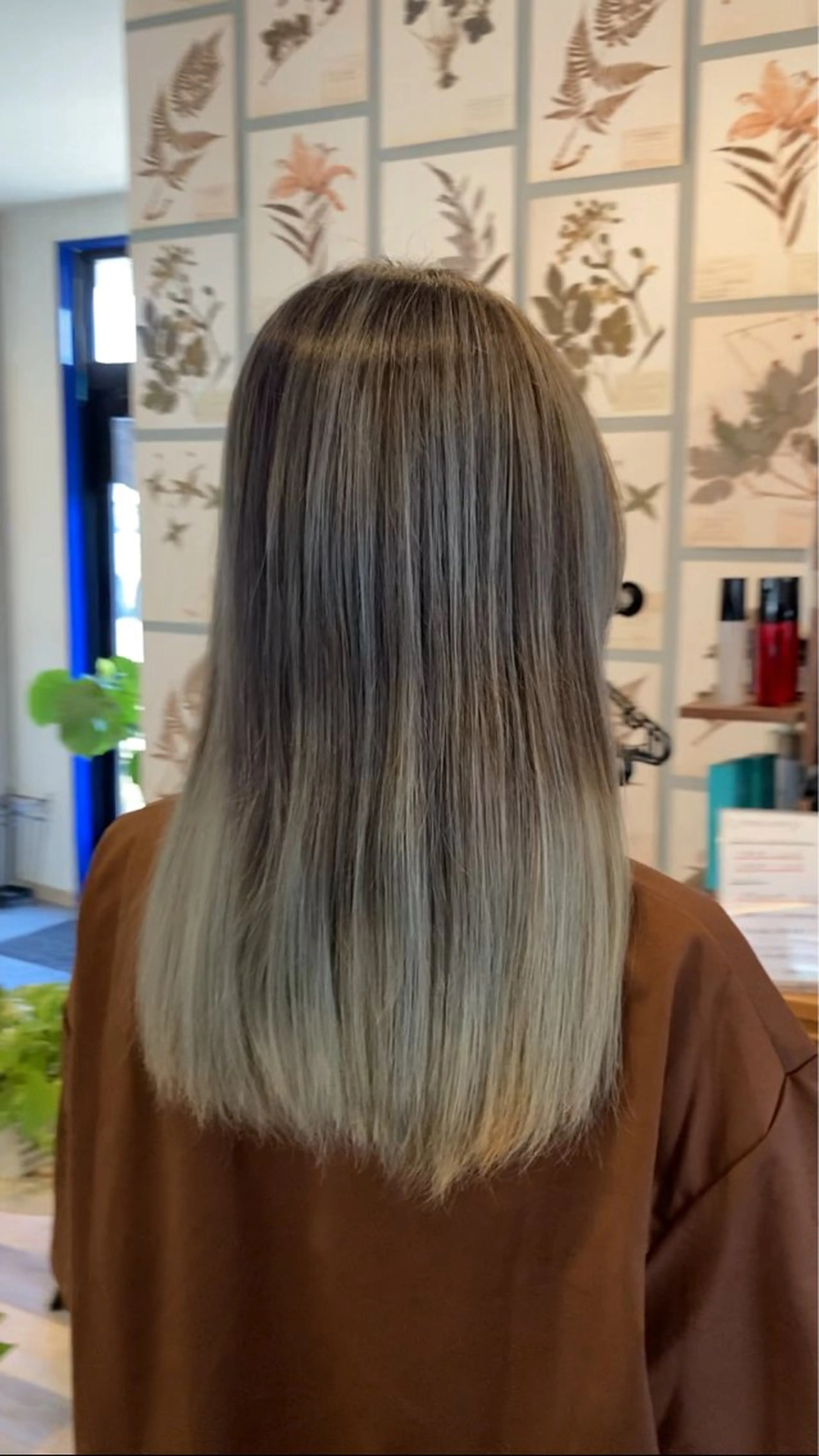 セミロング ハイライト 中野 紹江のヘアスタイル