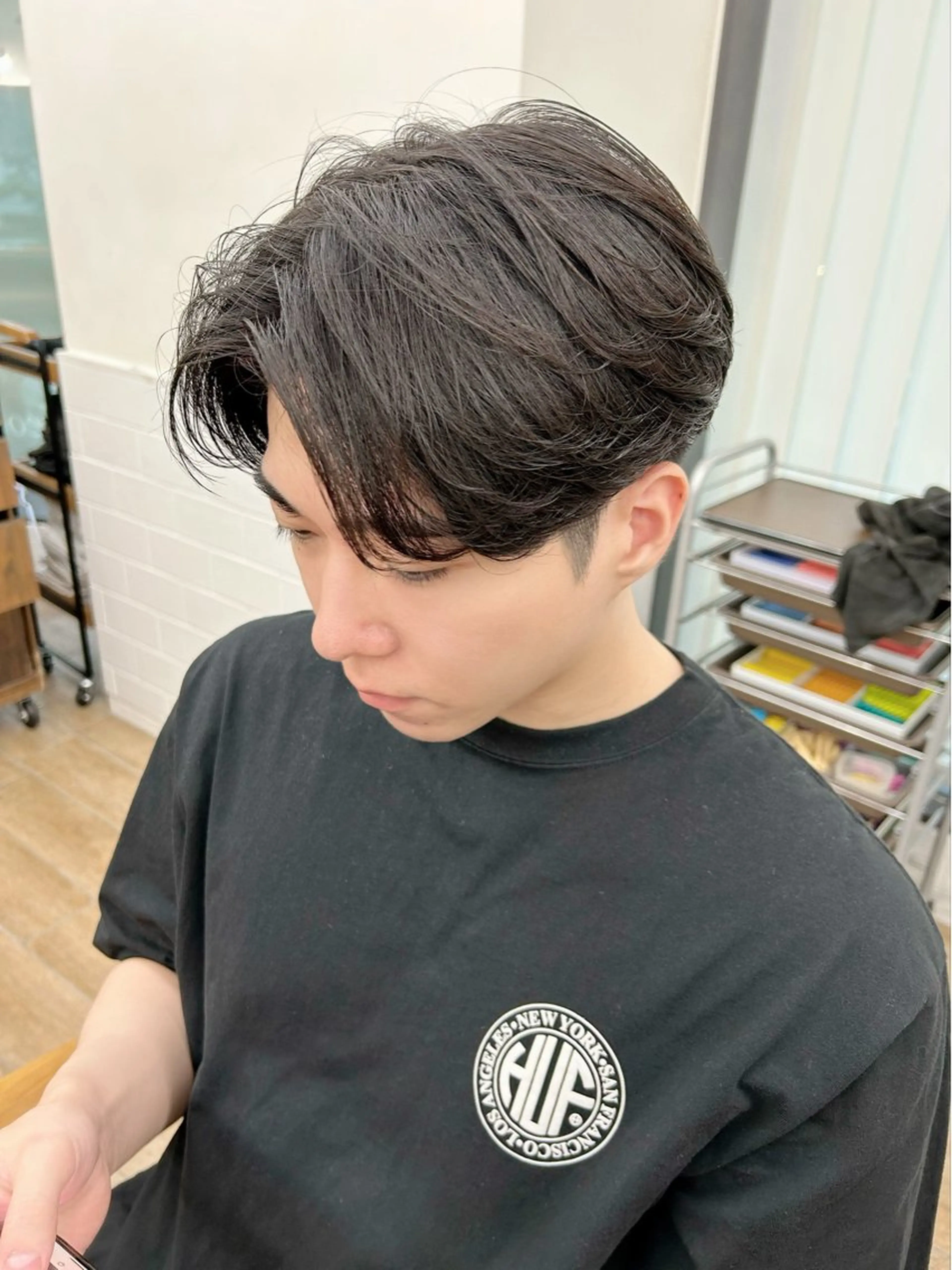 ショート パーマ メンズ センターパート メンズパーマ 🤎ベージュカラー 🐶メンズパーマのヘアスタイル