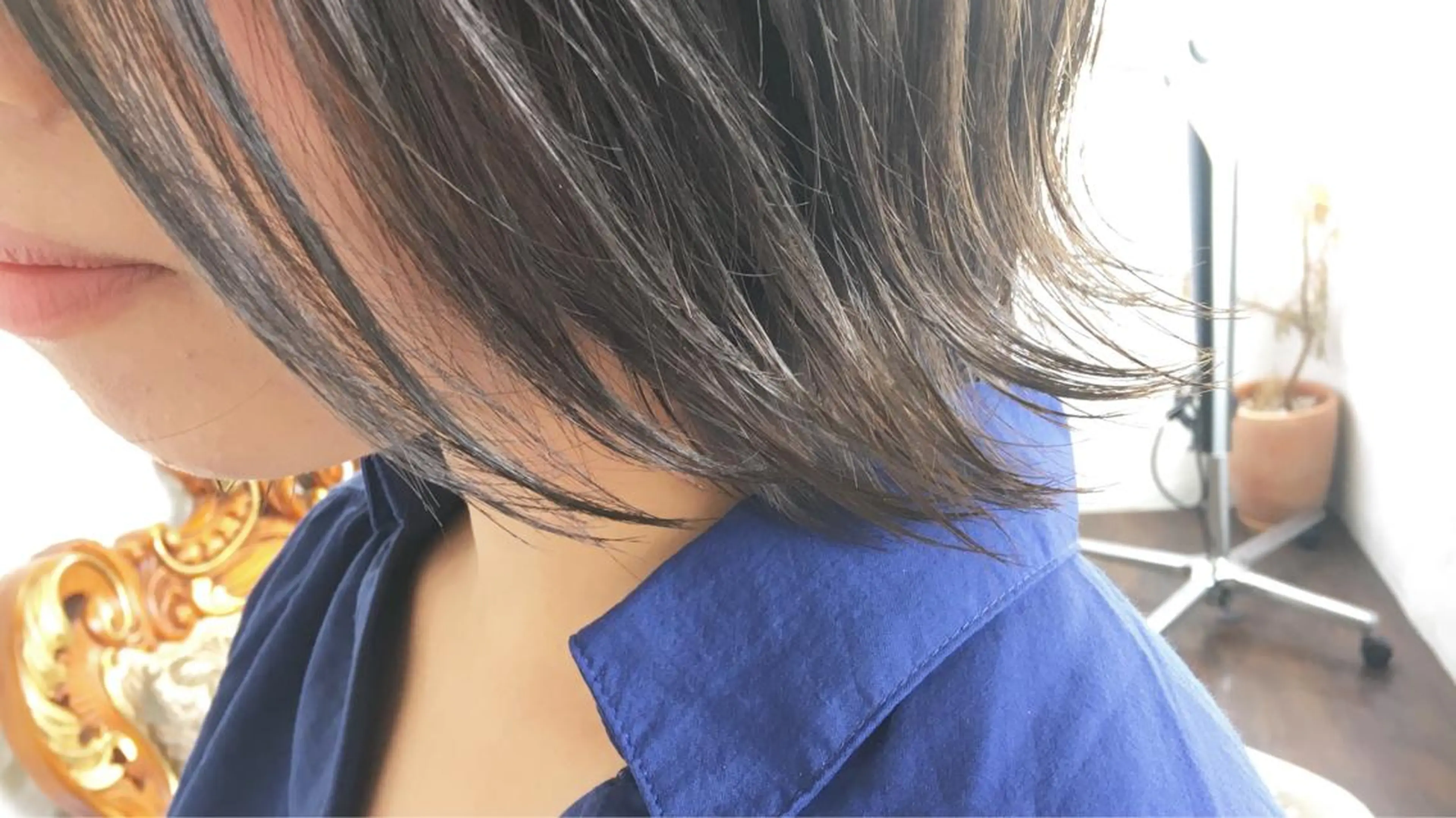 ショート カラー パーマ ヘアアレンジ アッシュ ベージュカラー ボブ 外ハネヘア エグチ アキラのヘアスタイル