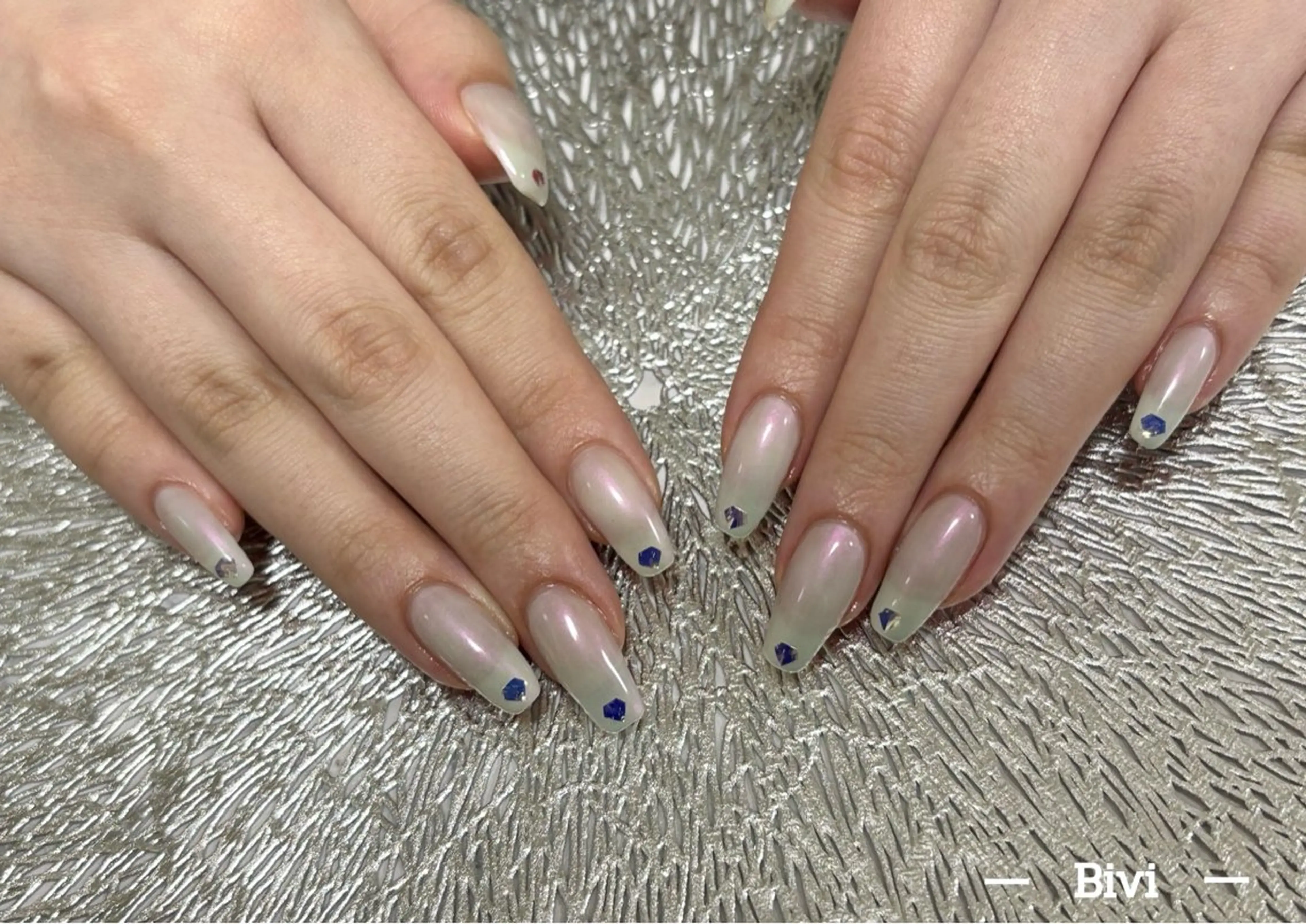 ネイル アートネイル フラッシュネイル ラメ(グリッター) シルバー スクエアネイル ハンドネイル ハンドケア ♡Bivi♡自爪に 優しいネイルサロンのネイルデザイン