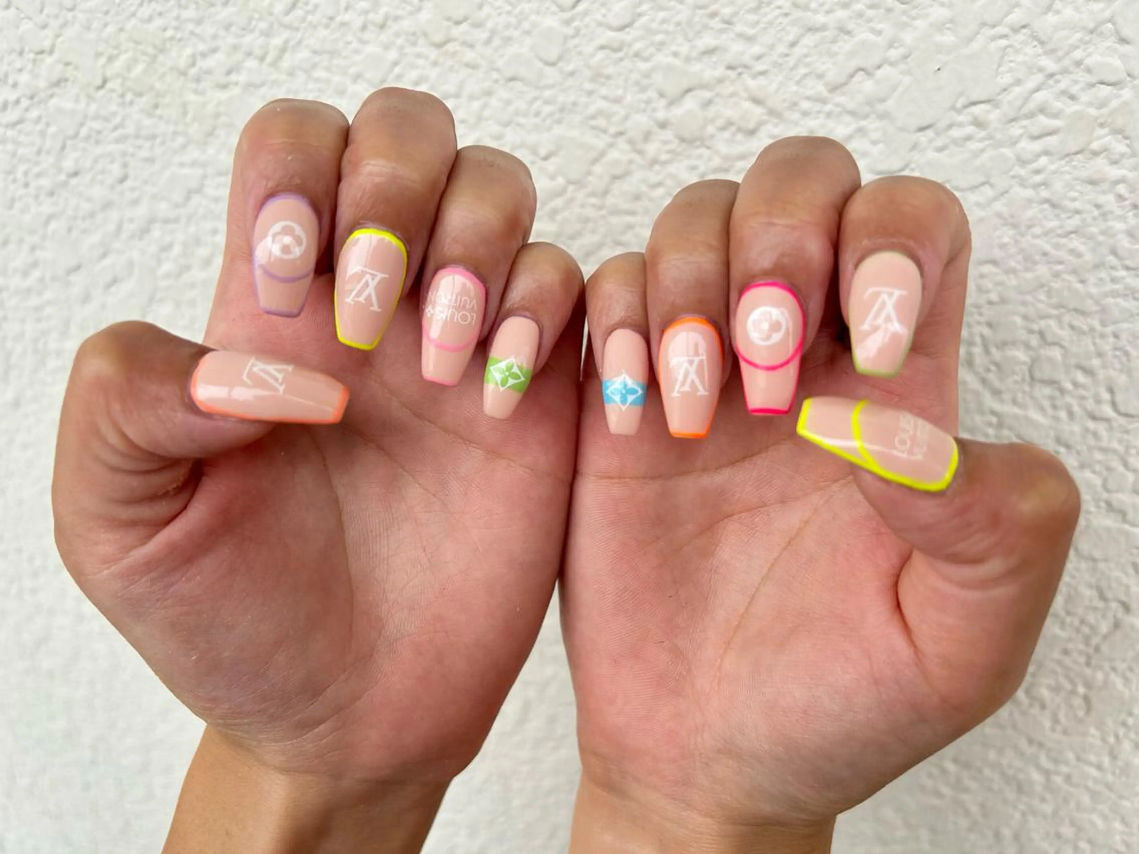 セミロング ネイル ハンドネイル フットネイル ✴︎ Delightのネイルデザイン