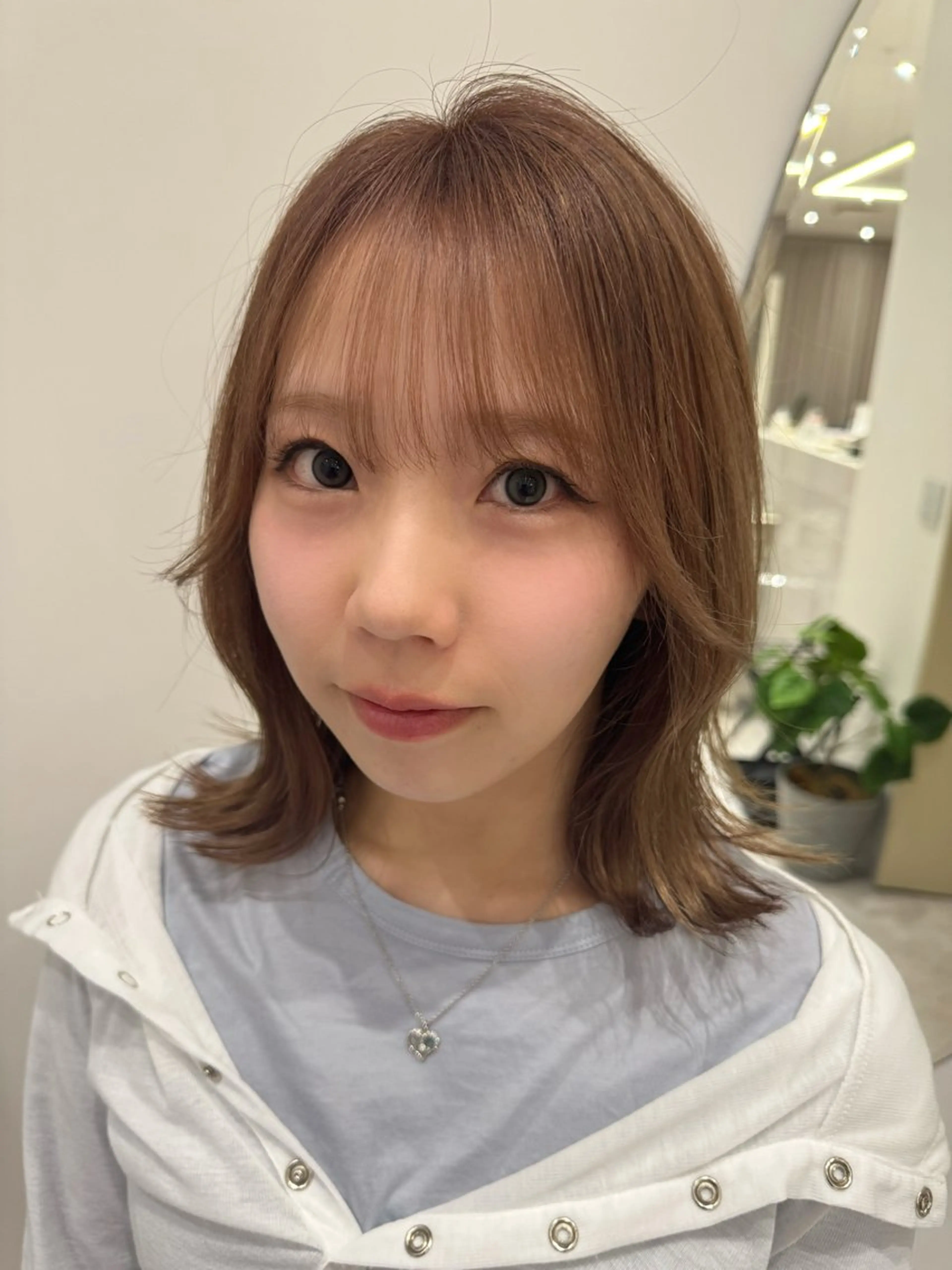 ミディアム カラー ベージュカラー ボブ 顔周りカット 外ハネヘア カット ヘアカラー トリートメント 透明感カラー ボブ ミディアム 齊木勇人のヘアスタイル