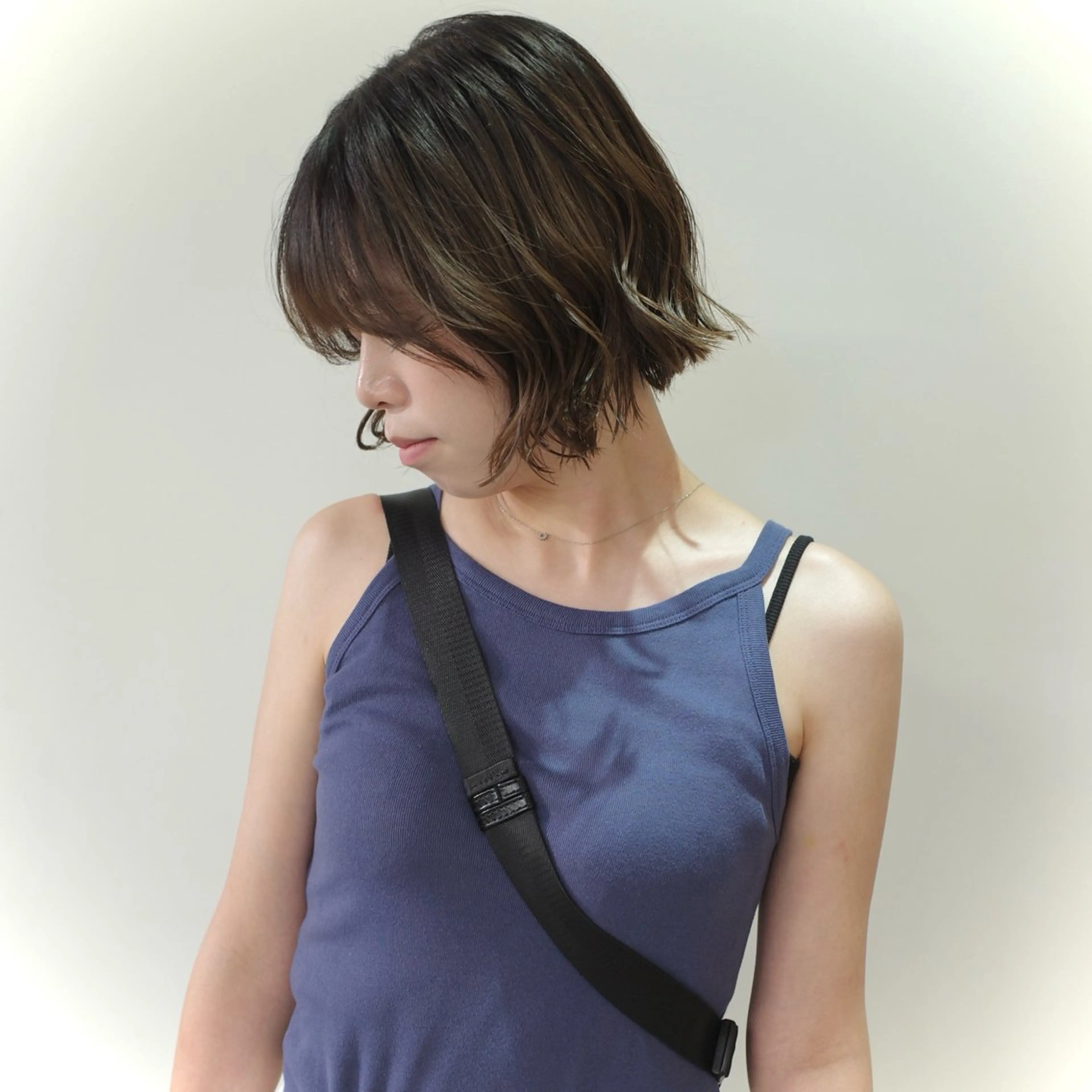 ショート パーマ 顔まわりレイヤー 顔周りカット ハッシュカット レイヤーカット ストレートパーマ カット トリートメント nonoka オリーブ/グレージュのヘアスタイル