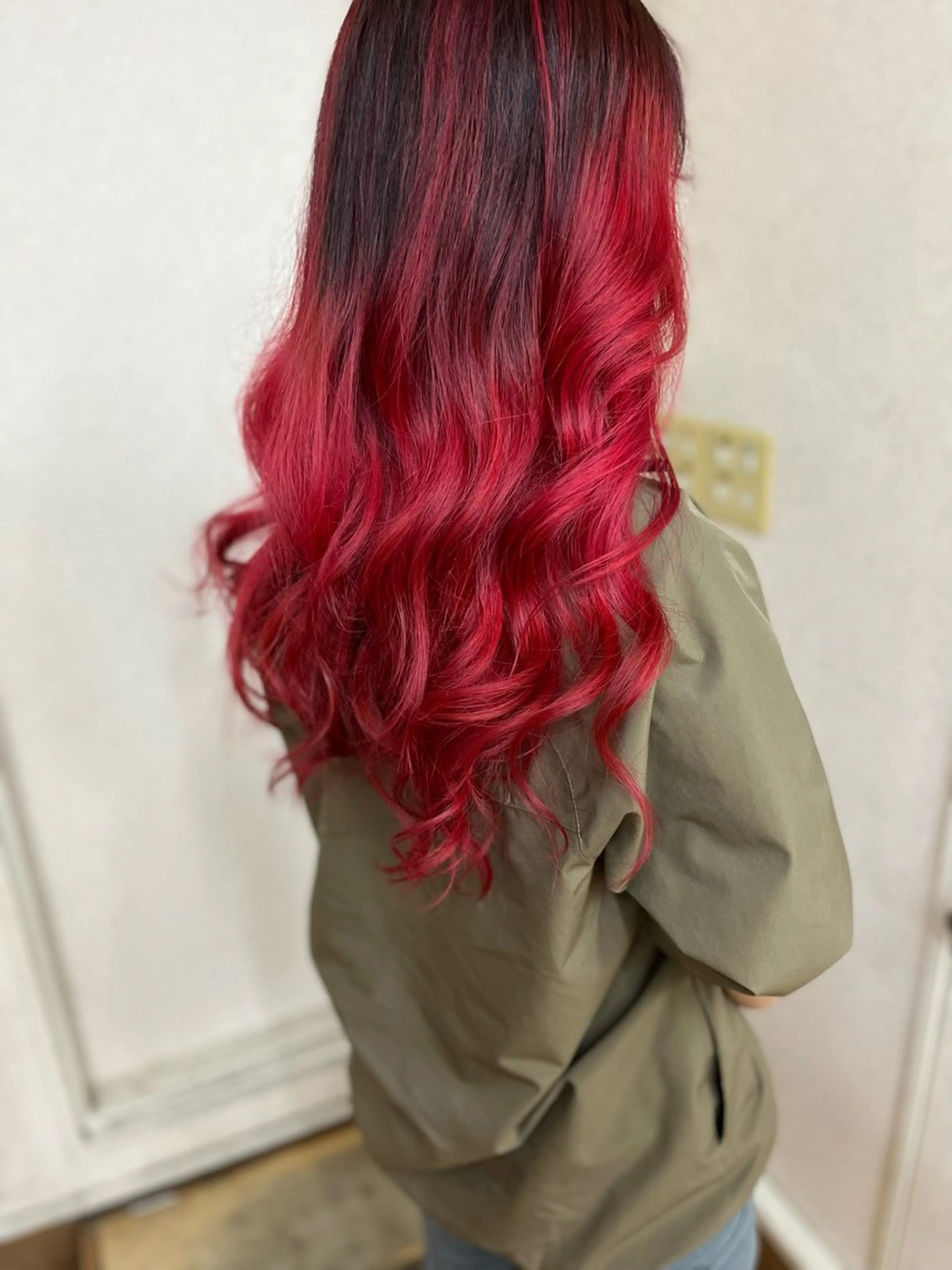 ロング カラー ヘアアレンジ バレイヤージュ レッドカラー レイヤーカット ヘアカラー トリートメント BOB所属・三輪 太一のヘアスタイル