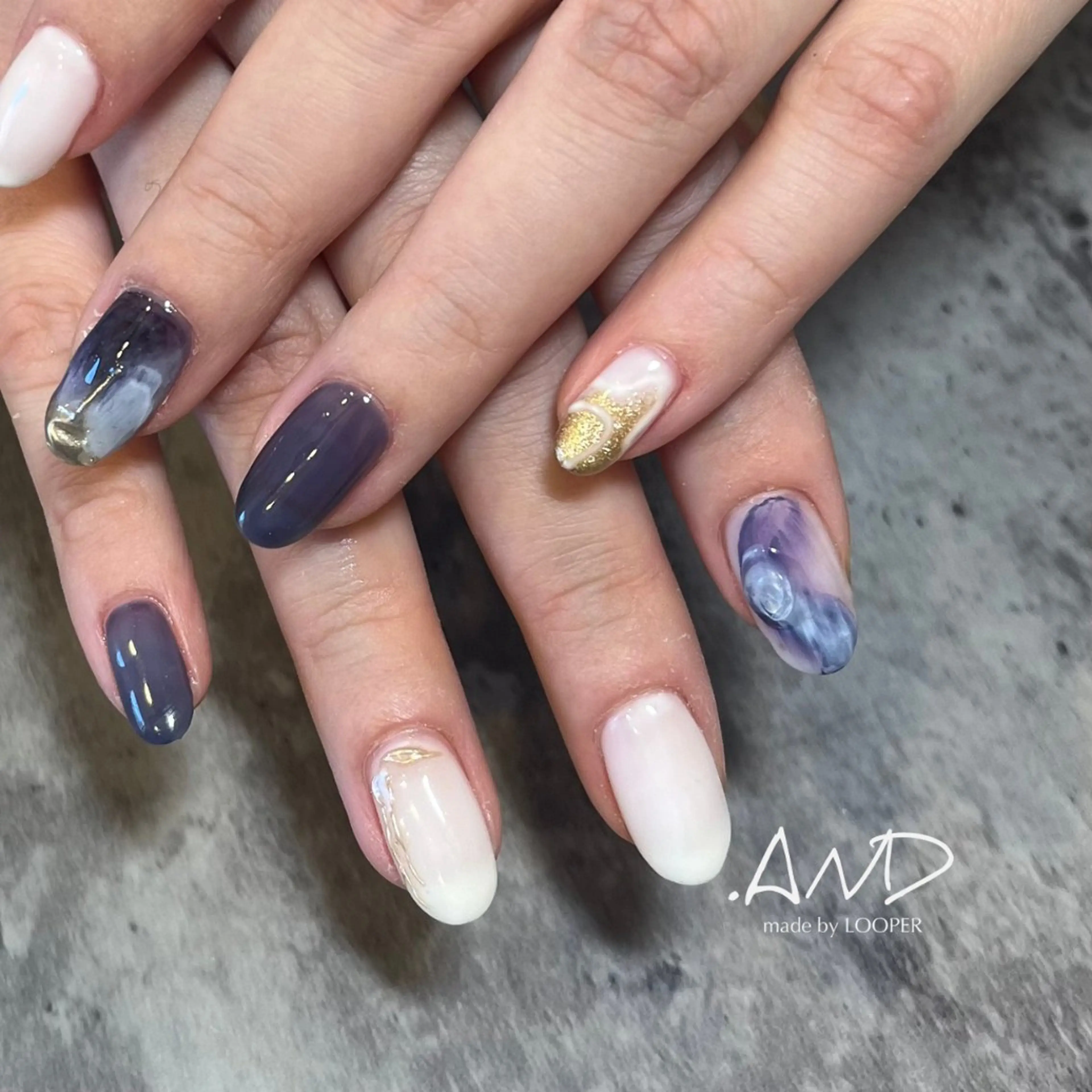 ネイル アートネイル ゴールド ニュアンスネイル パープル ホワイト ハンドネイル LOOPER所属・mzh ...のネイルデザイン