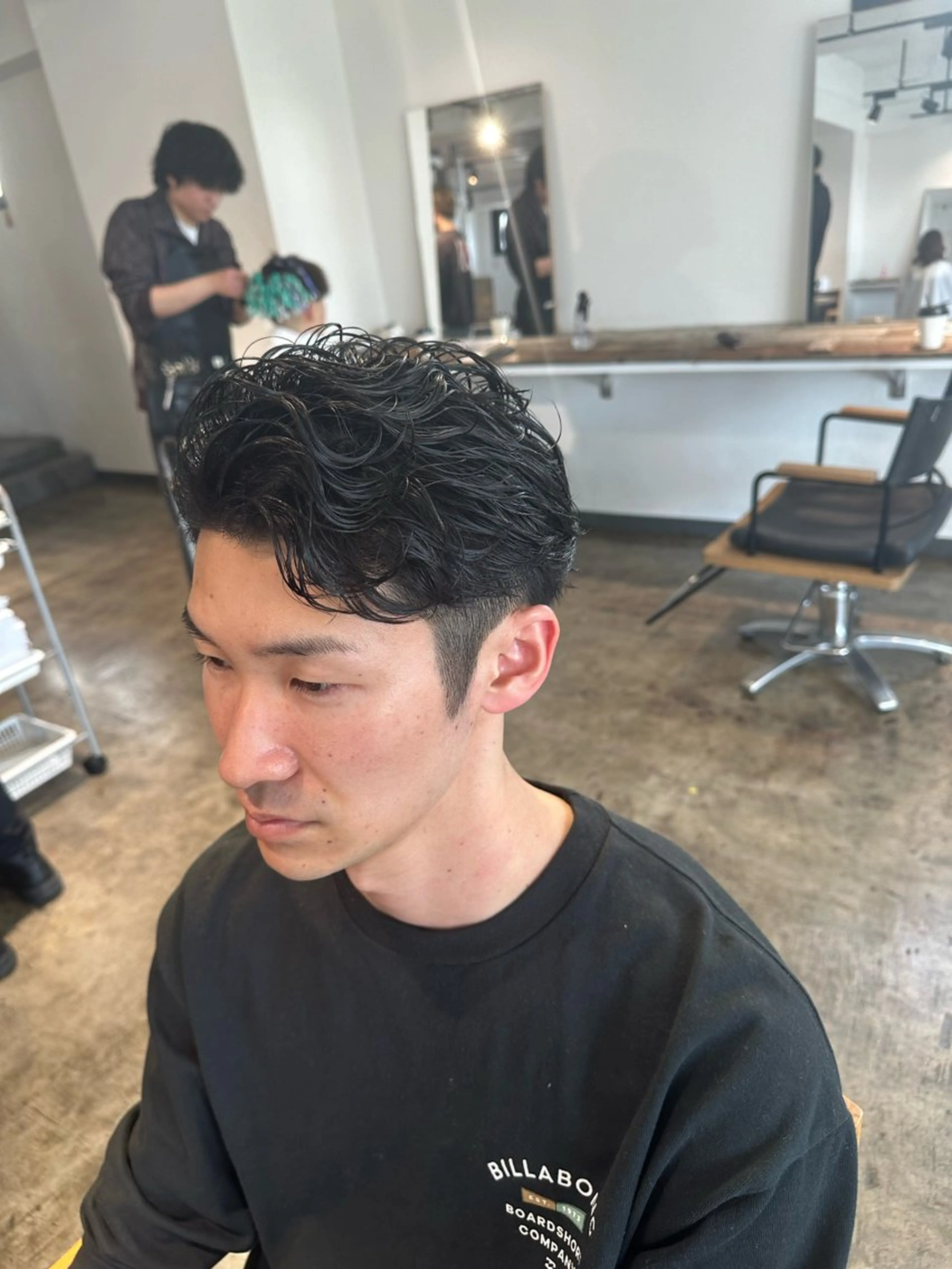 ミディアム パーマ メンズ ミディアムパーマ ビジネス センターパート フェードカット メンズパーマ 【メンズ職人】 ✂️佐藤友のヘアスタイル