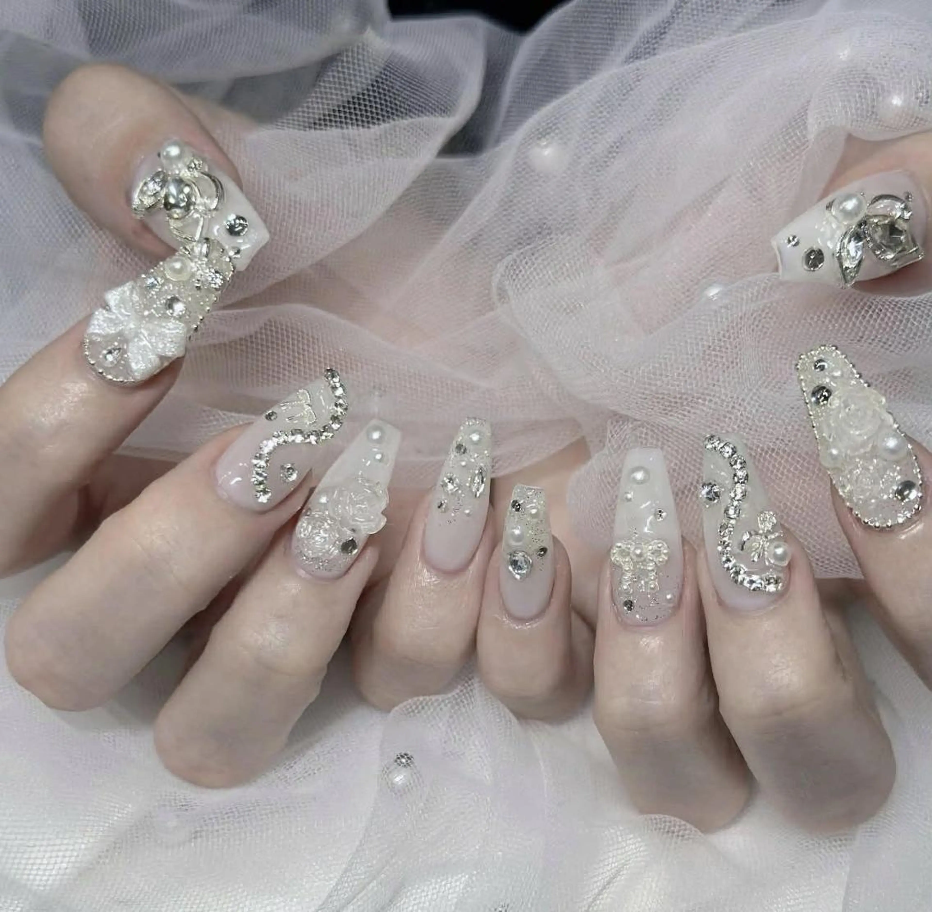 ロング カラー ベージュカラー グラデーションカラー ピンクカラー 韓国風ヘア ハンドネイル Bling Salonのネイルデザイン