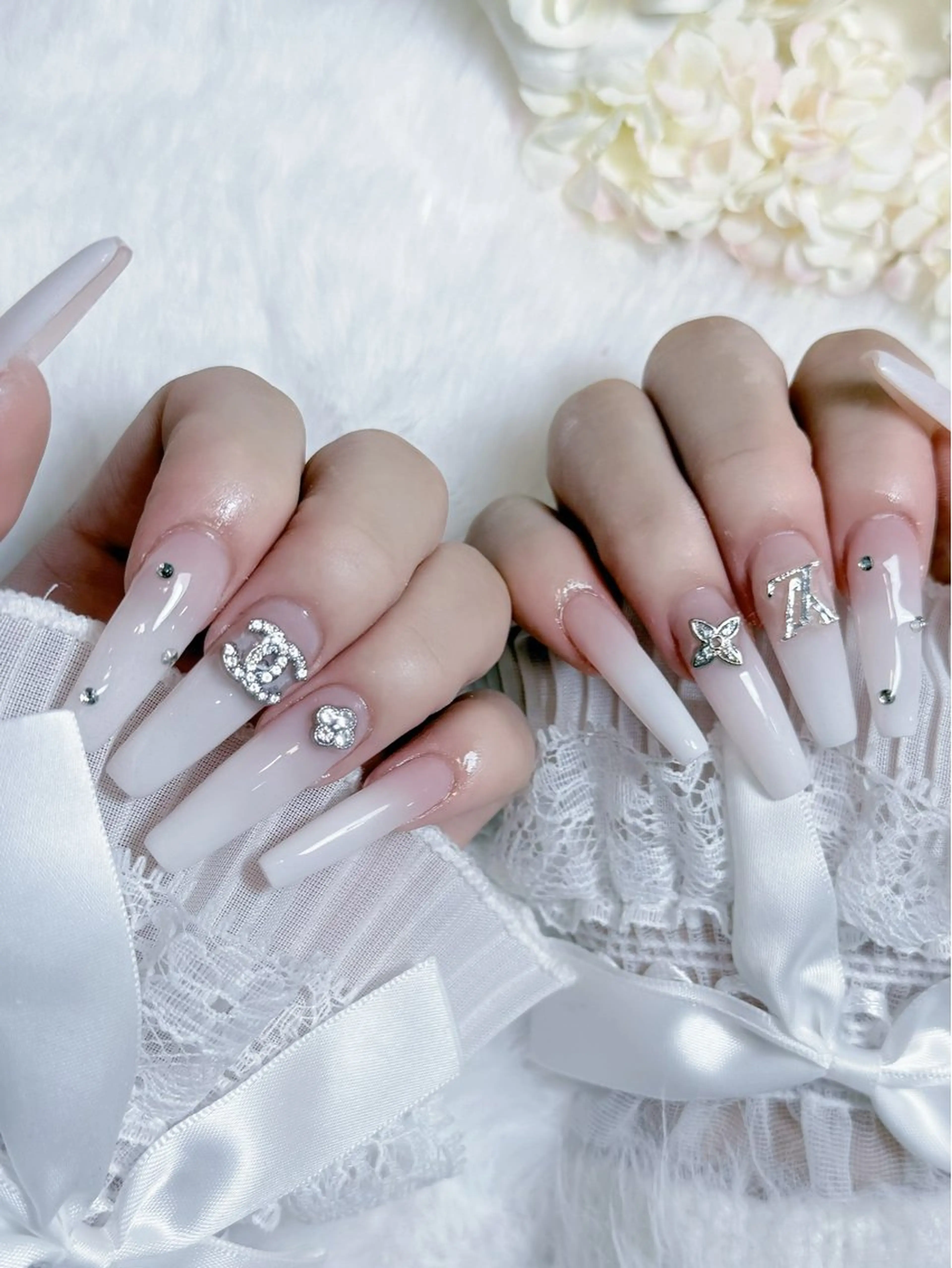 ネイル オーロラネイル チークネイル 成人式 フットネイル フレンチネイル ハンドネイル BabyYouMinail所属・ネイル💅 ひなのネイルデザイン