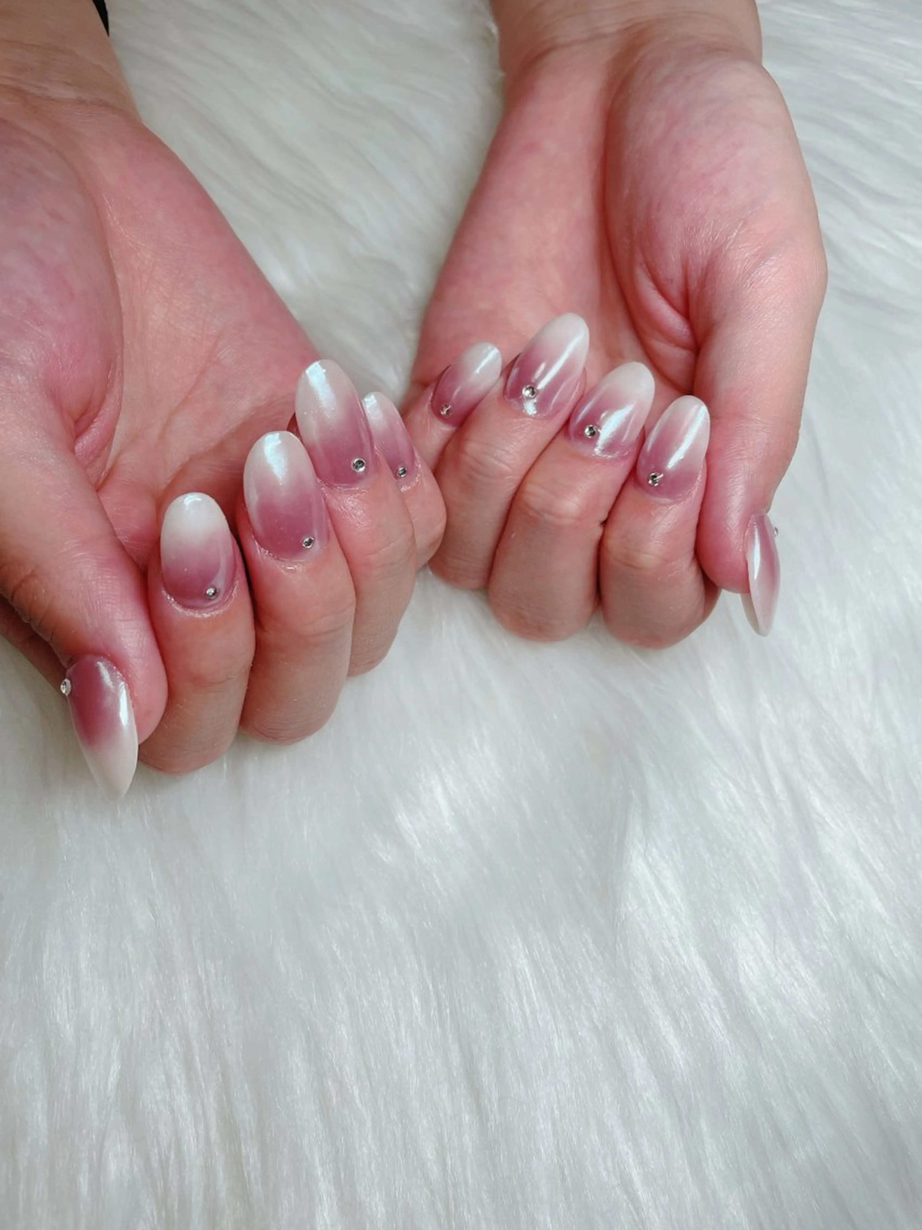 ネイル オーロラネイル スカルプネイル ホワイト Beauty salon 100＋大鳥居店所属・100＋大鳥居店 MIKAのネイルデザイン