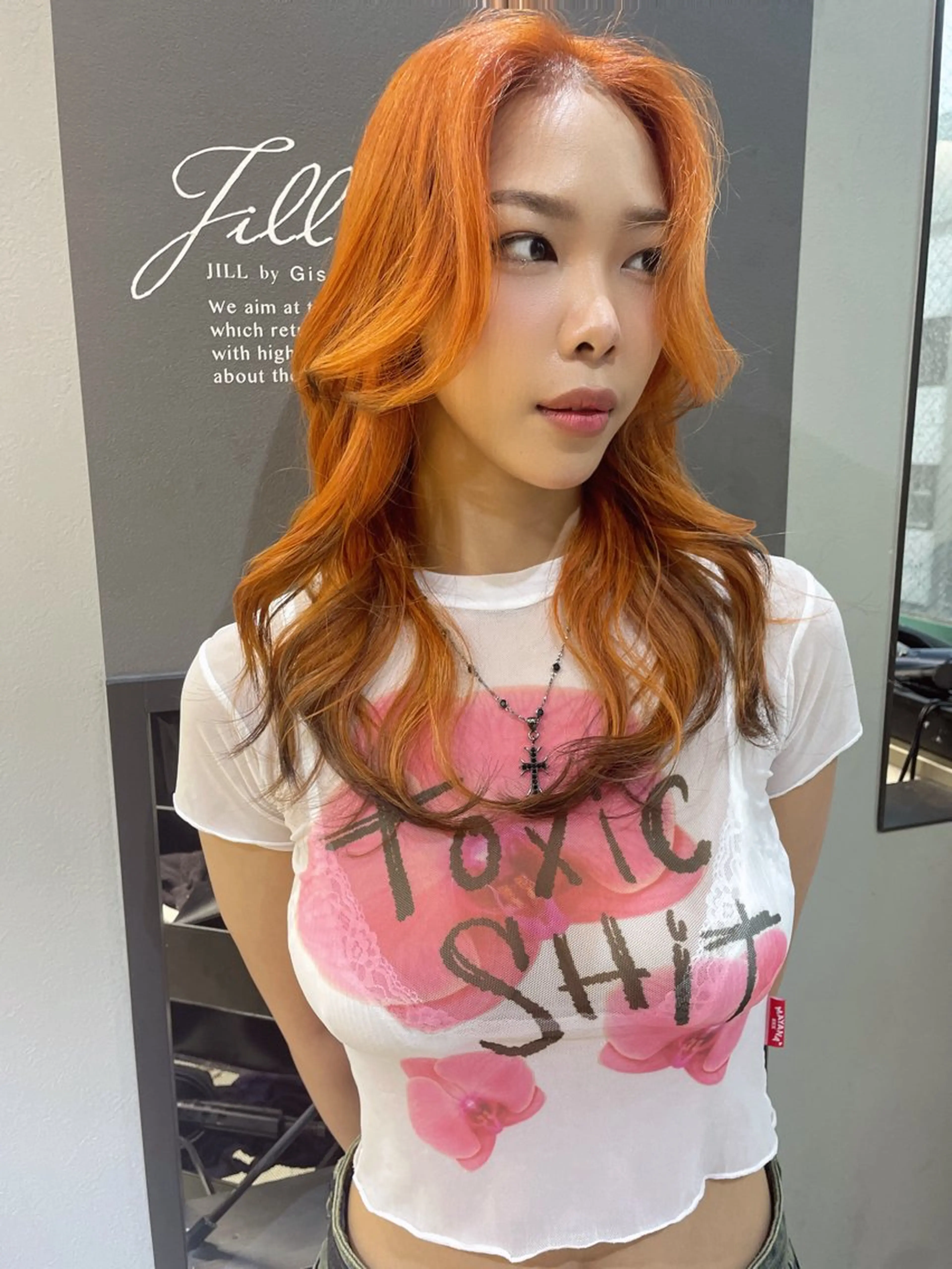 カラー オレンジ AIRI layer cut hairのヘアスタイル