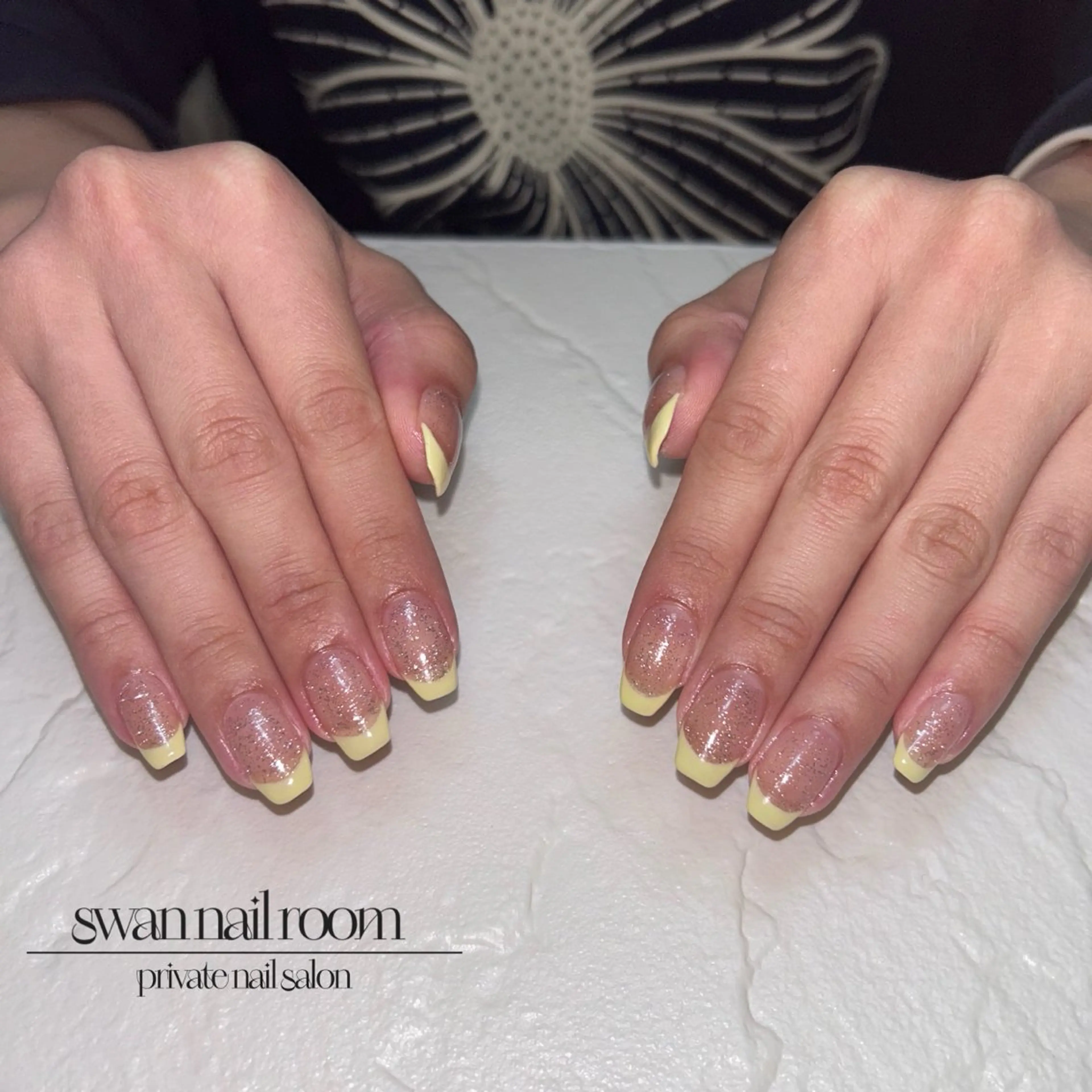 ネイル フレンチネイル 黄色 swan  nail room所属・swan nail roomのネイルデザイン