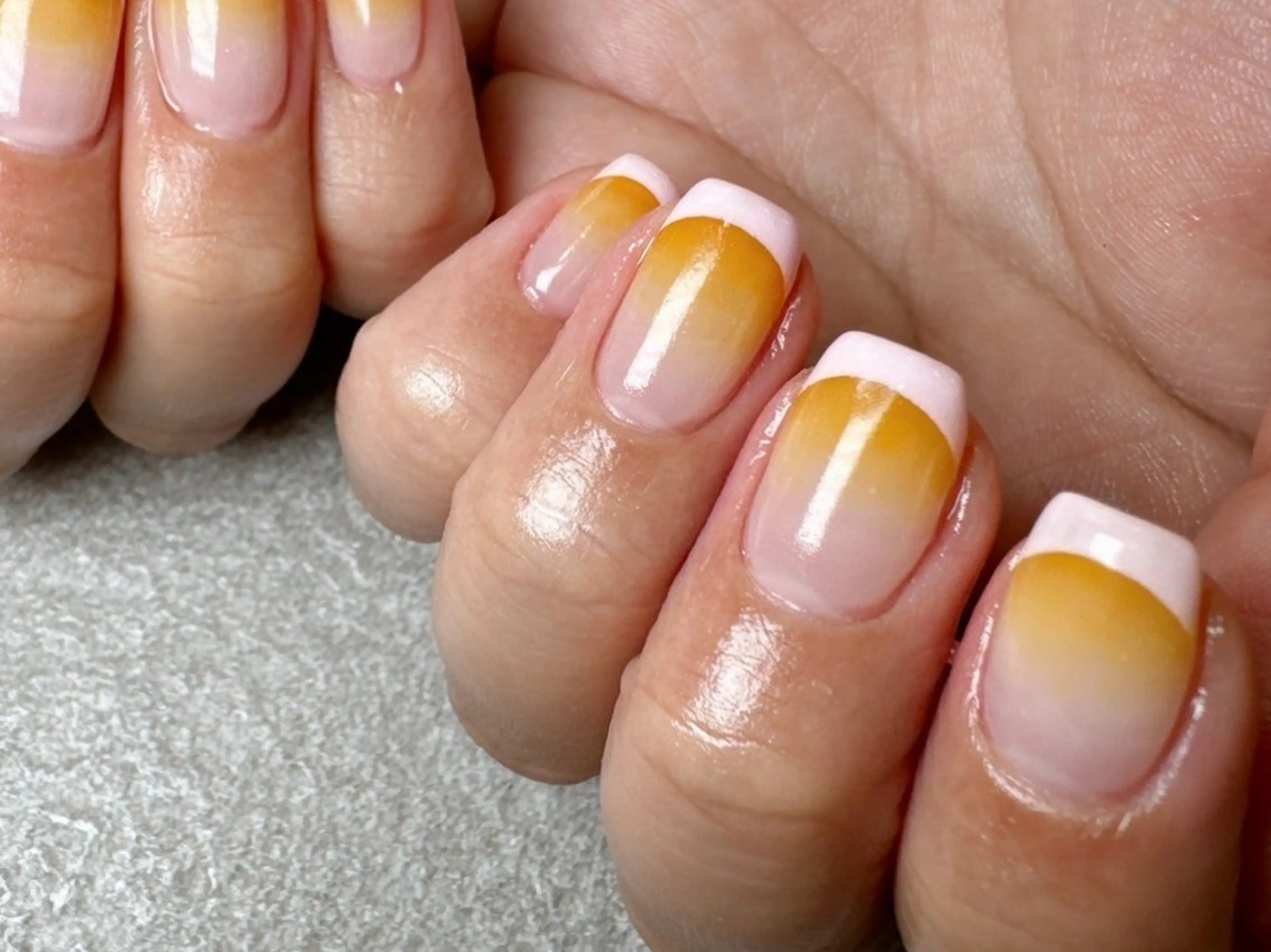 ネイル フレンチネイル グラデーション FIKA 折戸のネイルデザイン