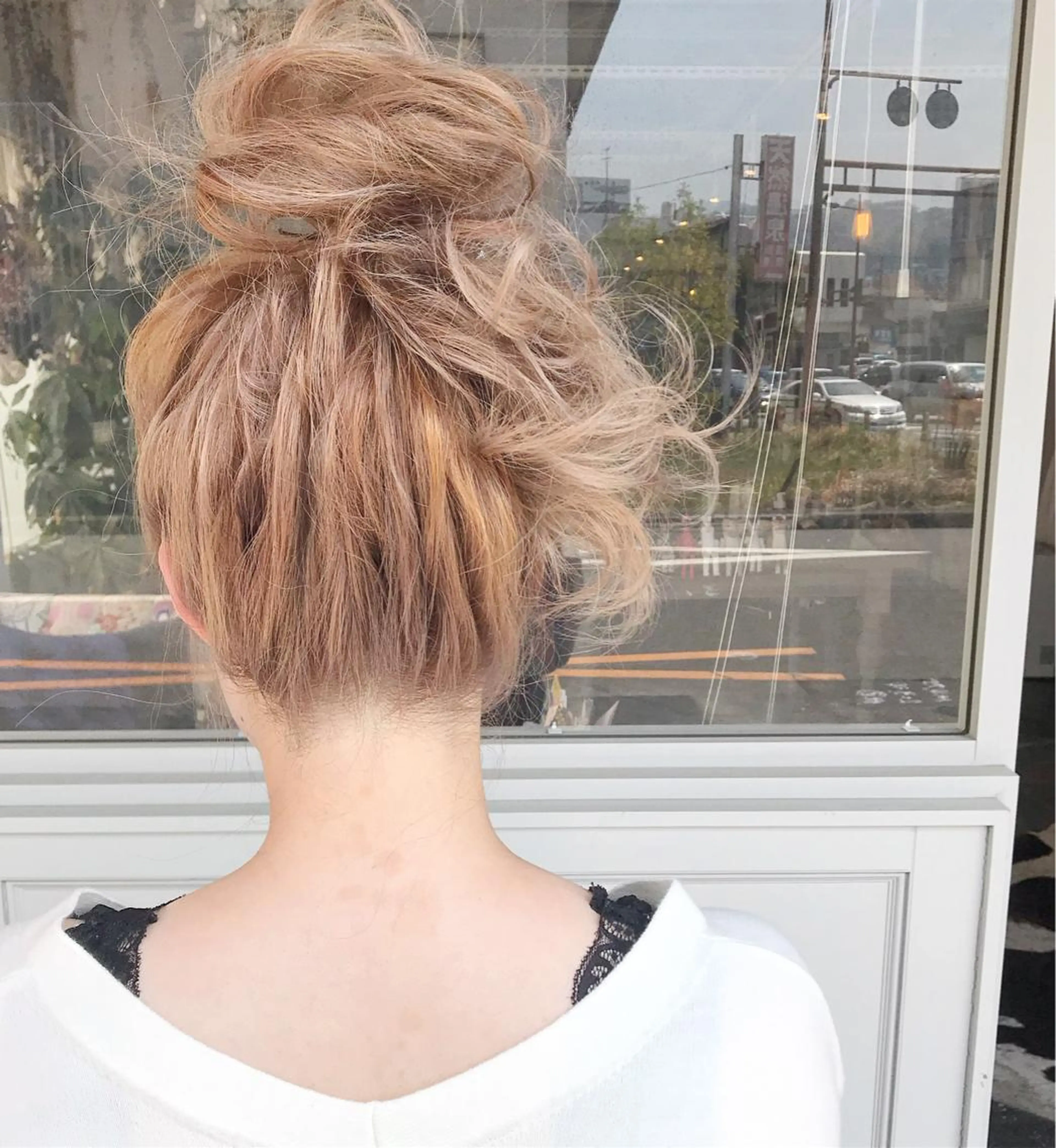 ミディアム カラー ヘアアレンジ お団子ヘア 切りっぱなしボブ バレイヤージュ ブリーチ デザインカラー Mariana/ 鶴原-ハイライトのヘアスタイル