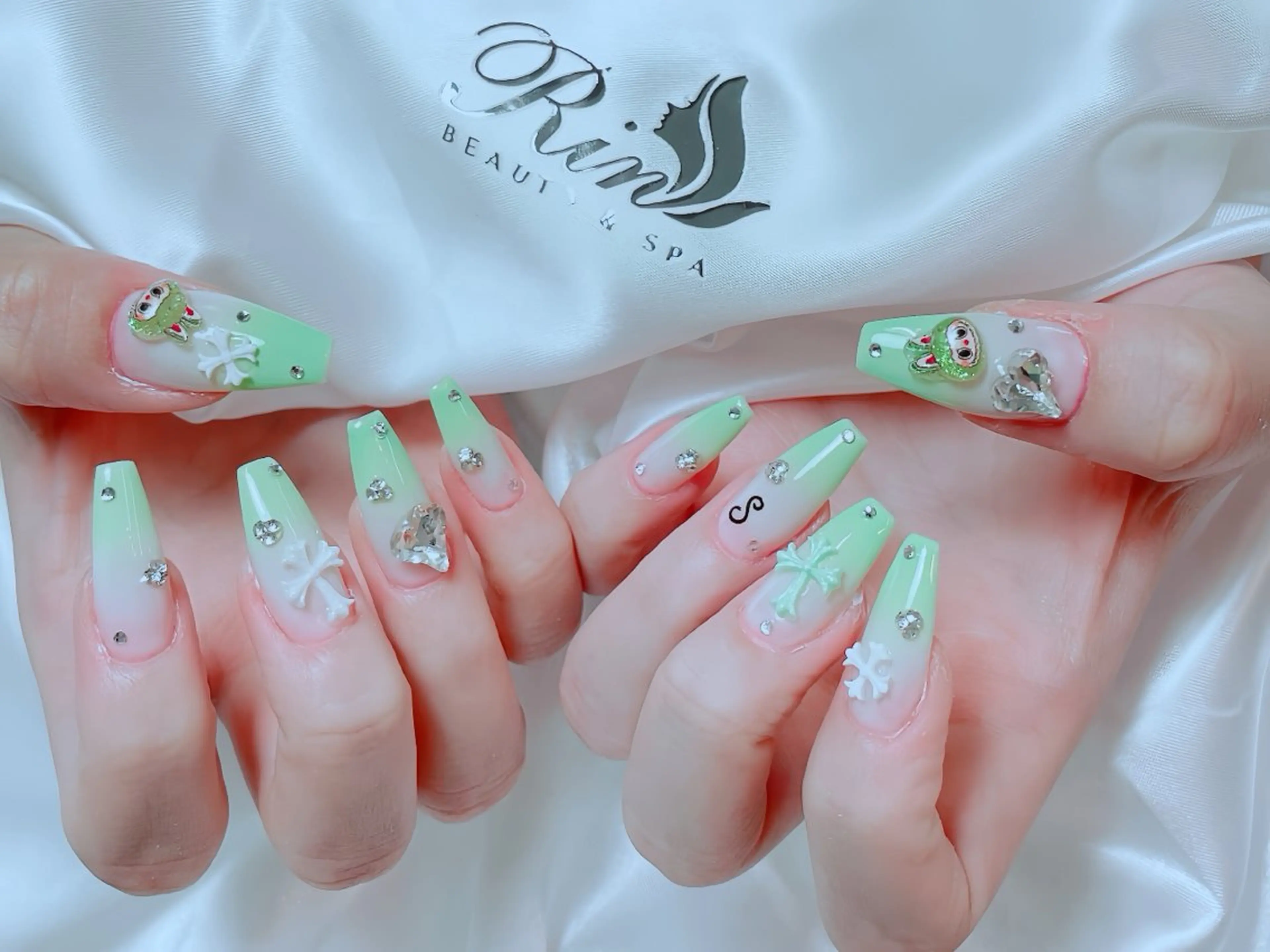 ネイル チークネイル フレンチネイル ガラスフレンチ グラデーション キラキラネイル ハンドネイル Rin Nail 新大久保店のネイルデザイン