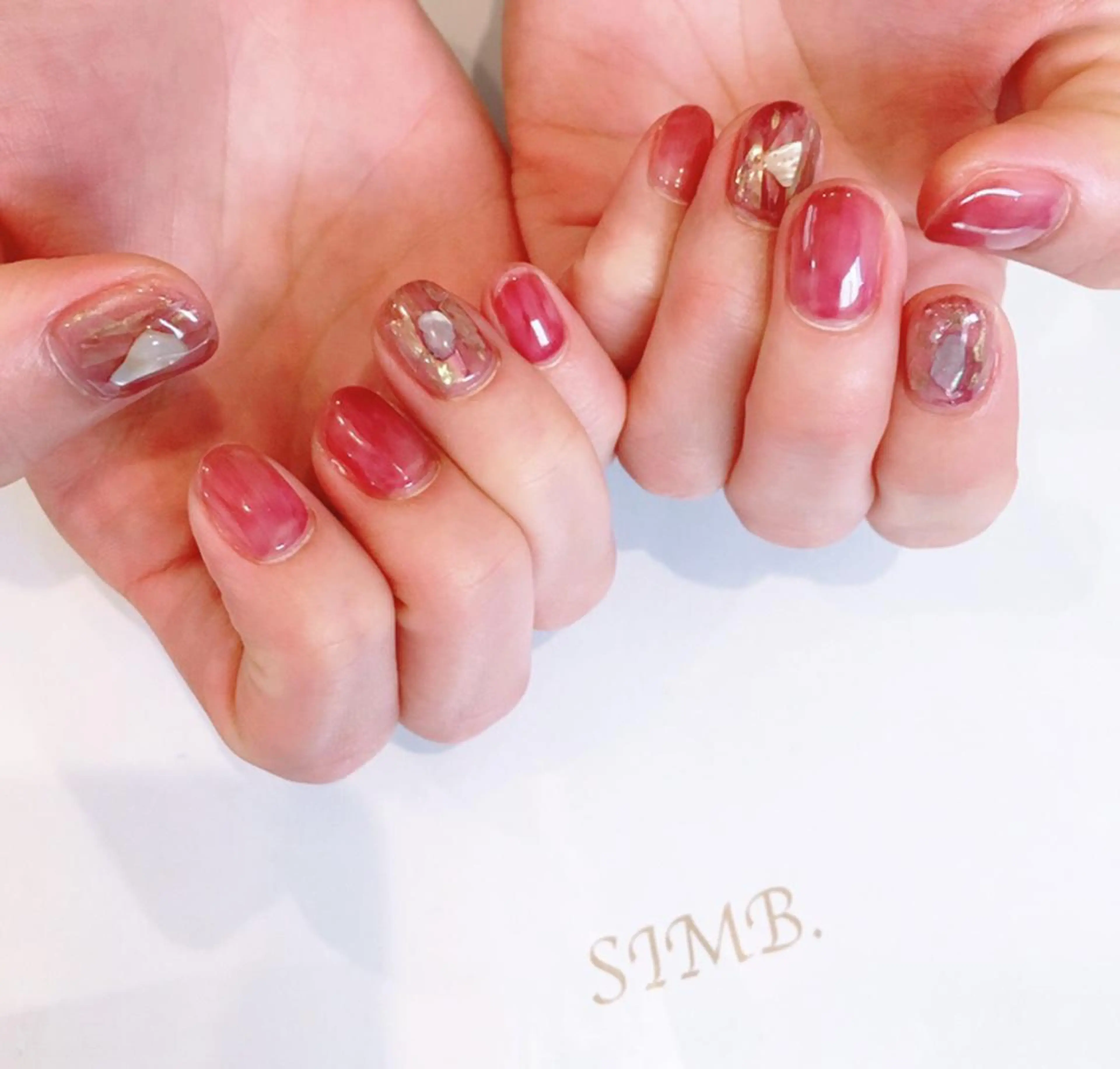 ネイル ニュアンスネイル 赤色 nailsalon SIMB.のネイルデザイン