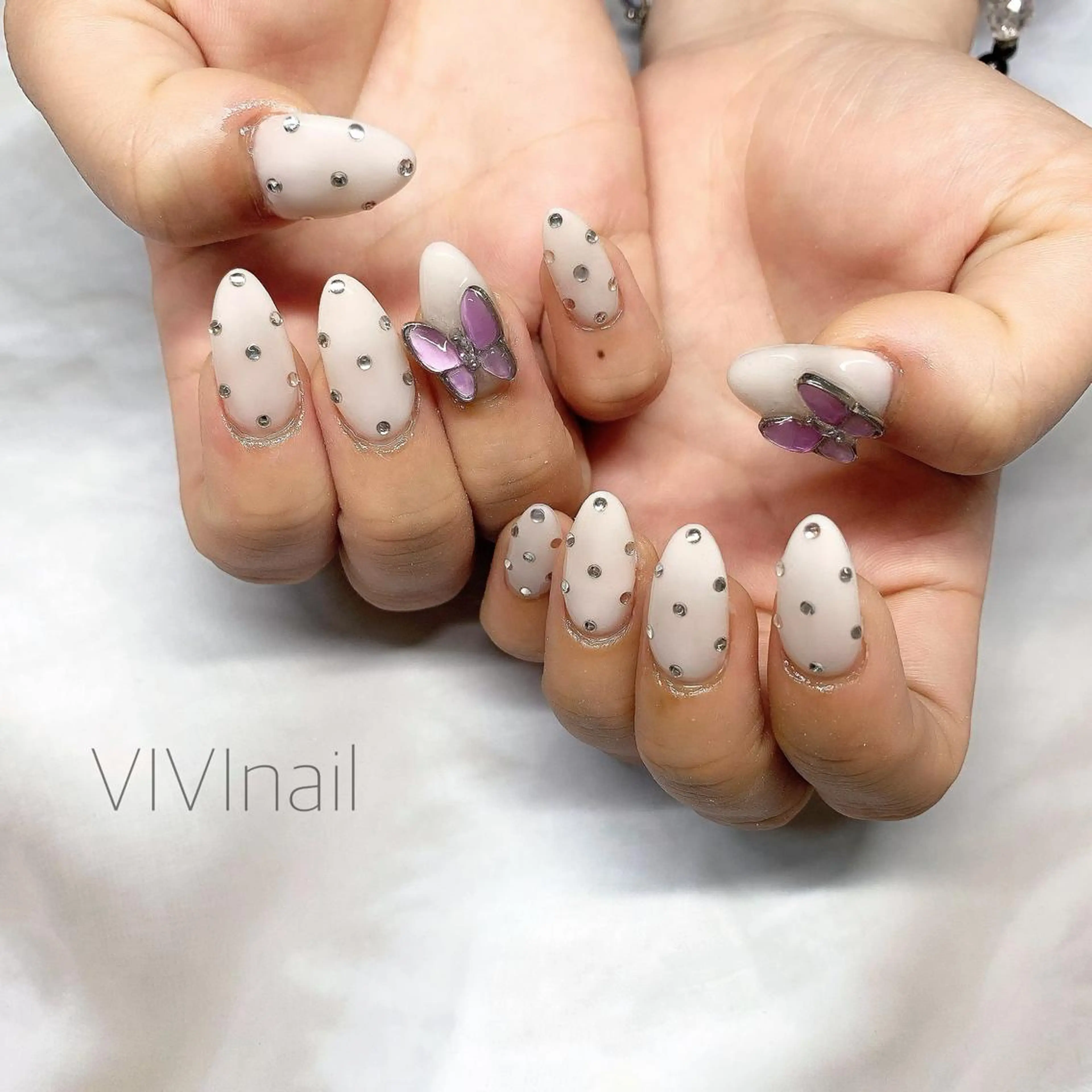 ネイル ドット ストーンネイル ハンドネイル vivi nailのネイルデザイン