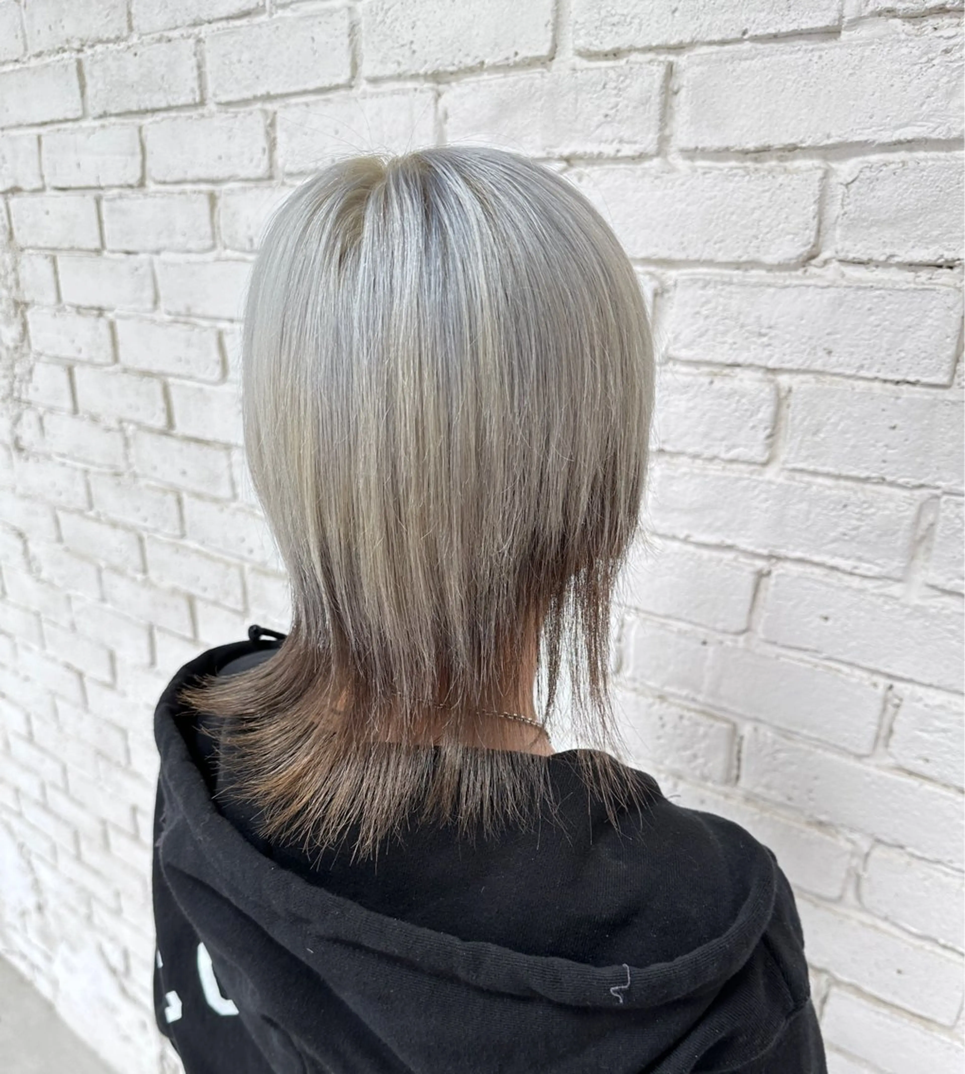 ショート カラー ブリーチ ケアブリーチ グレージュ シルバー レイヤーブリーチ特化 ホワイト専門/岸のヘアスタイル