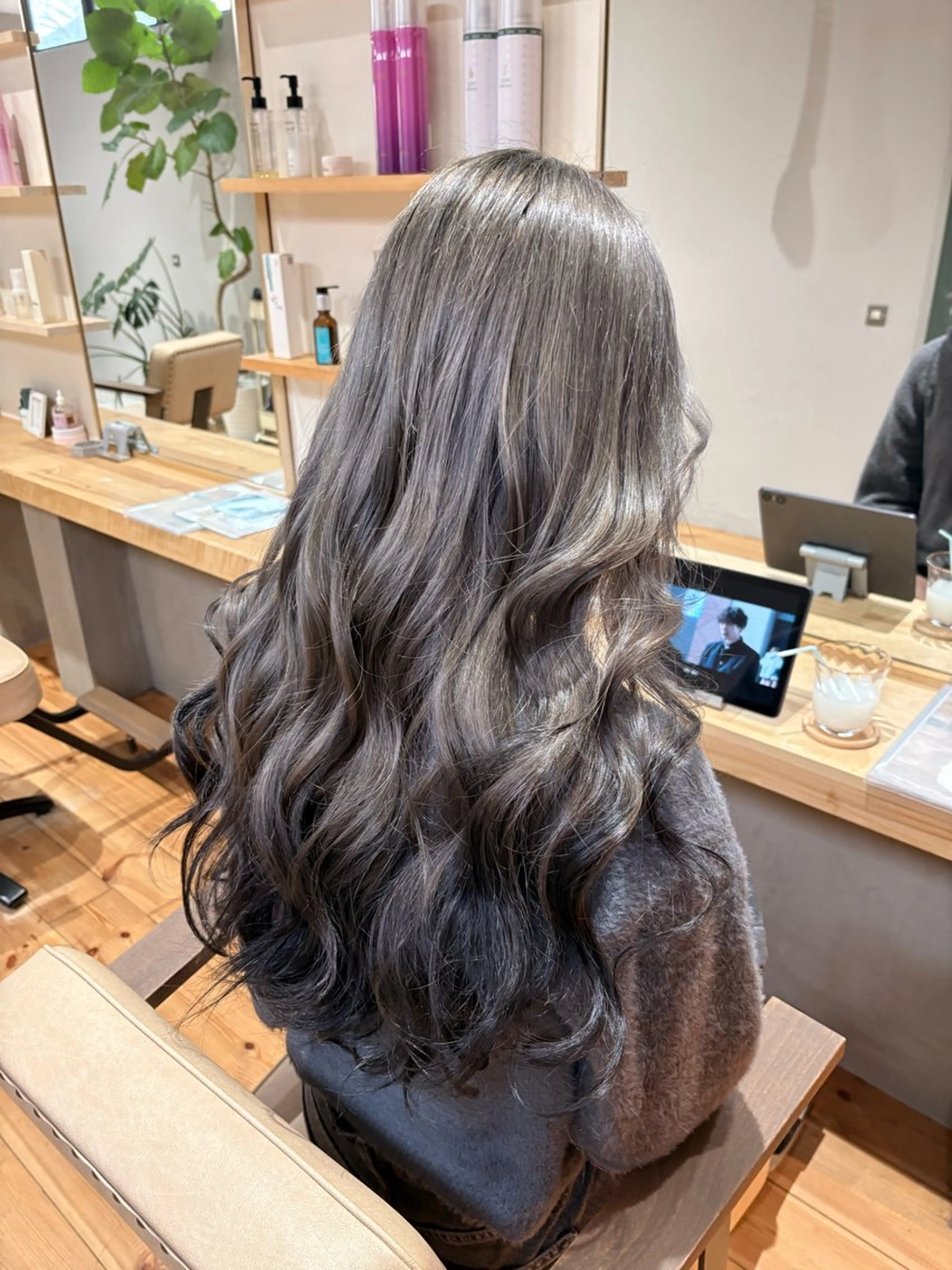 セミロング ヘアカラー セルバ所属・HIRORO ブリーチ/ハイトーンのヘアスタイル