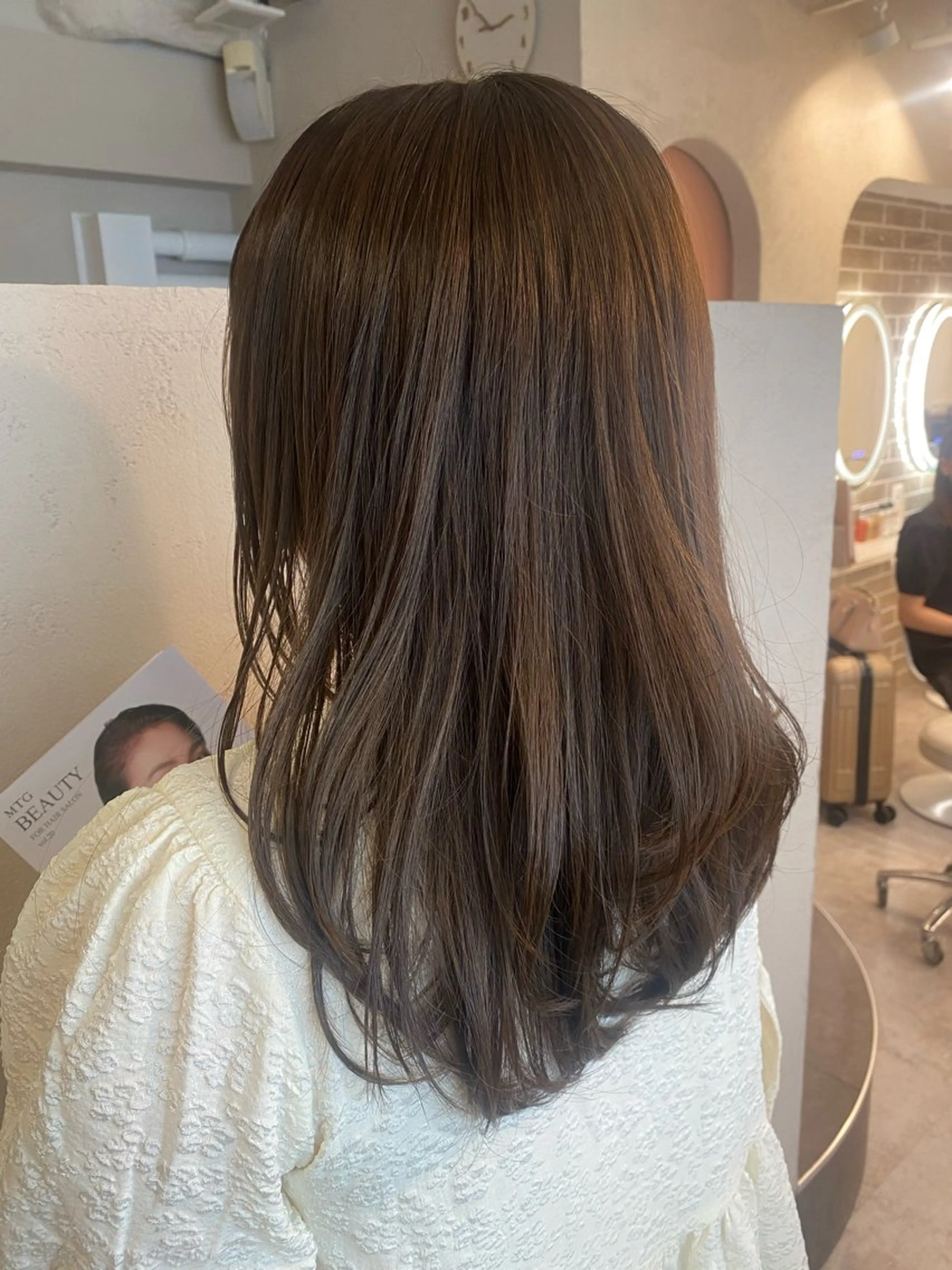 ロング カラー グレージュ 佐々木 雪菜のヘアスタイル