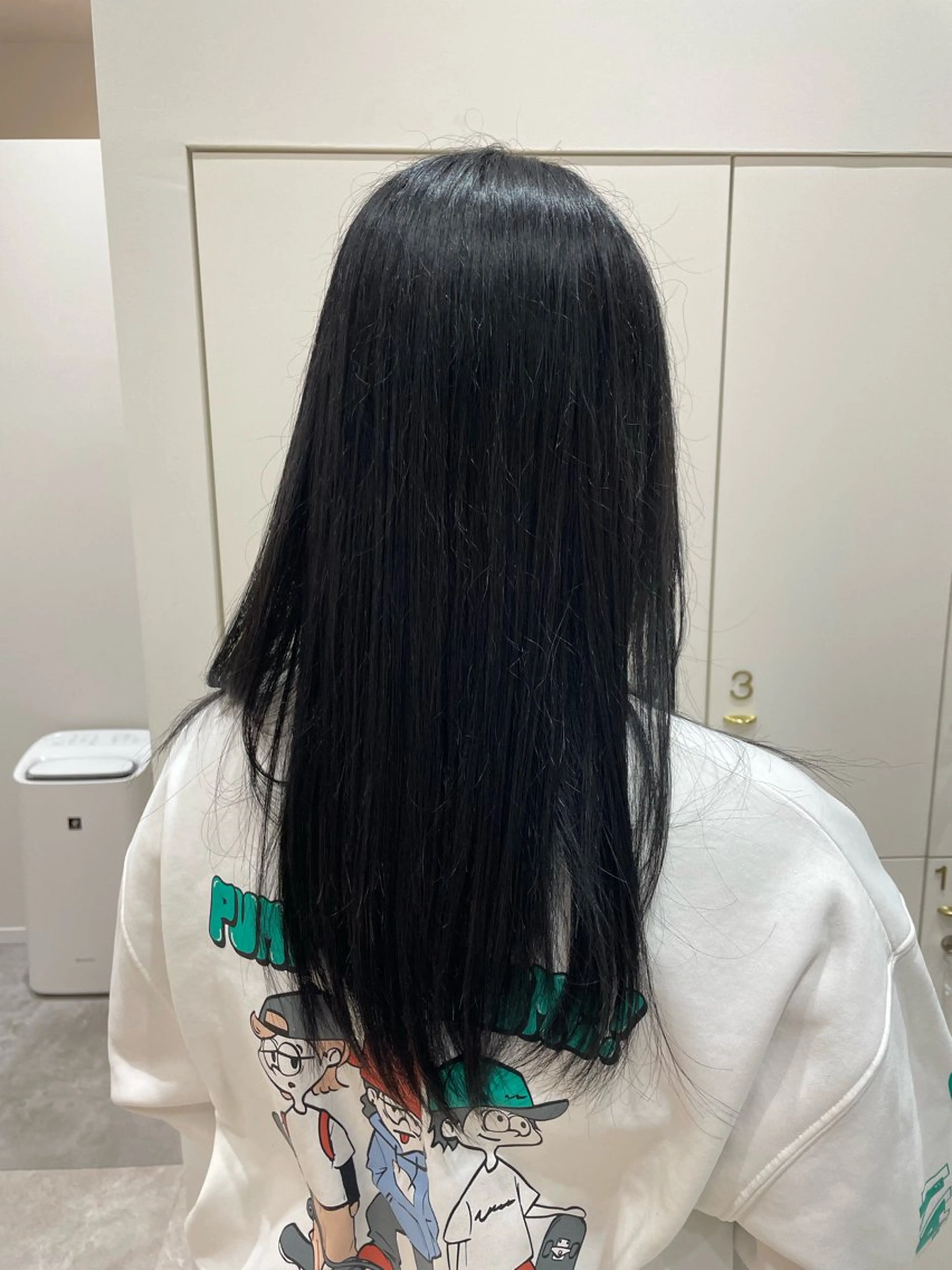 カラー 黒髪 ブルーカラー ブルーブラック ヘアカラー 秋元 美優のヘアスタイル