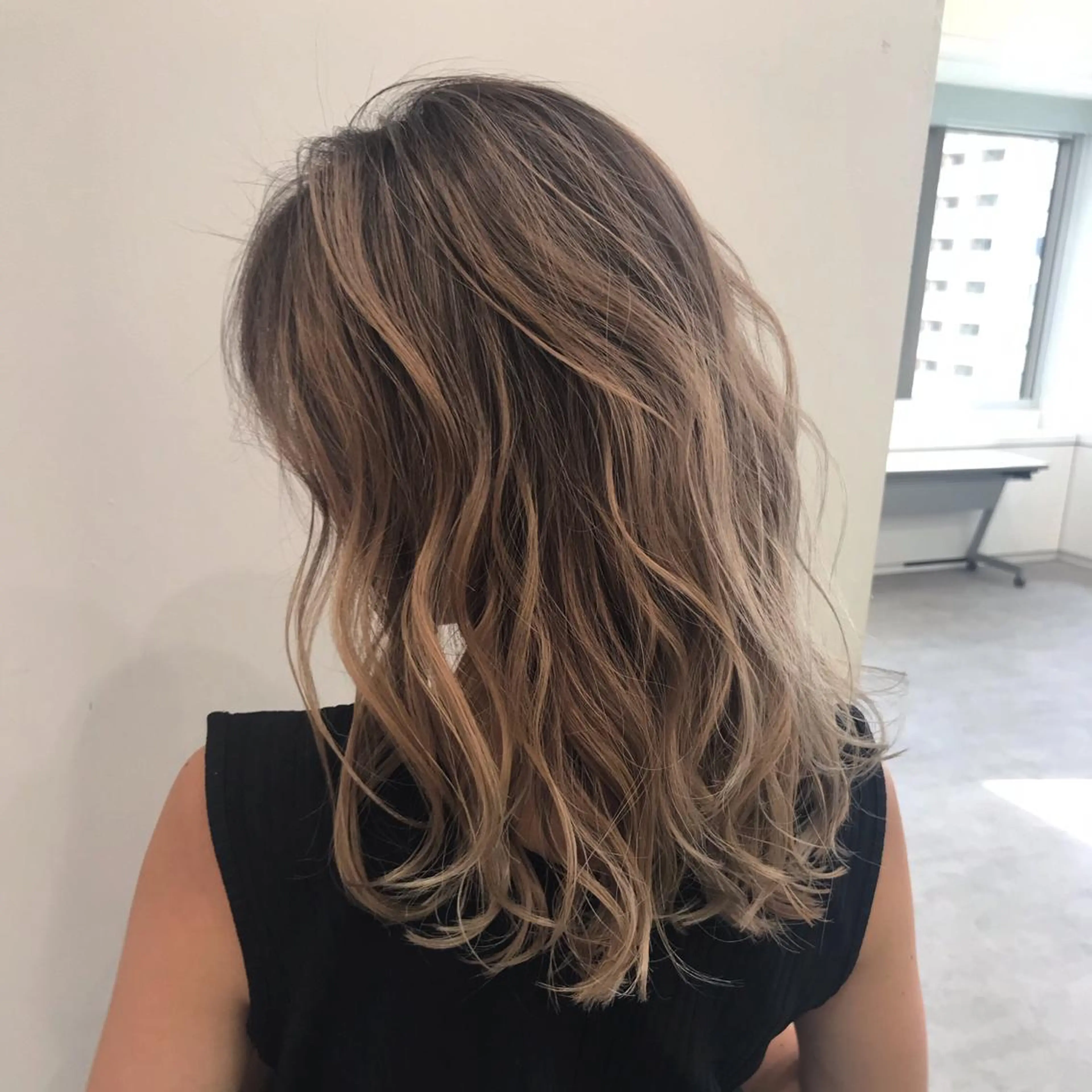 ミディアム カラー バレイヤージュ レイヤーカット サロンドミルク 原宿のヘアスタイル