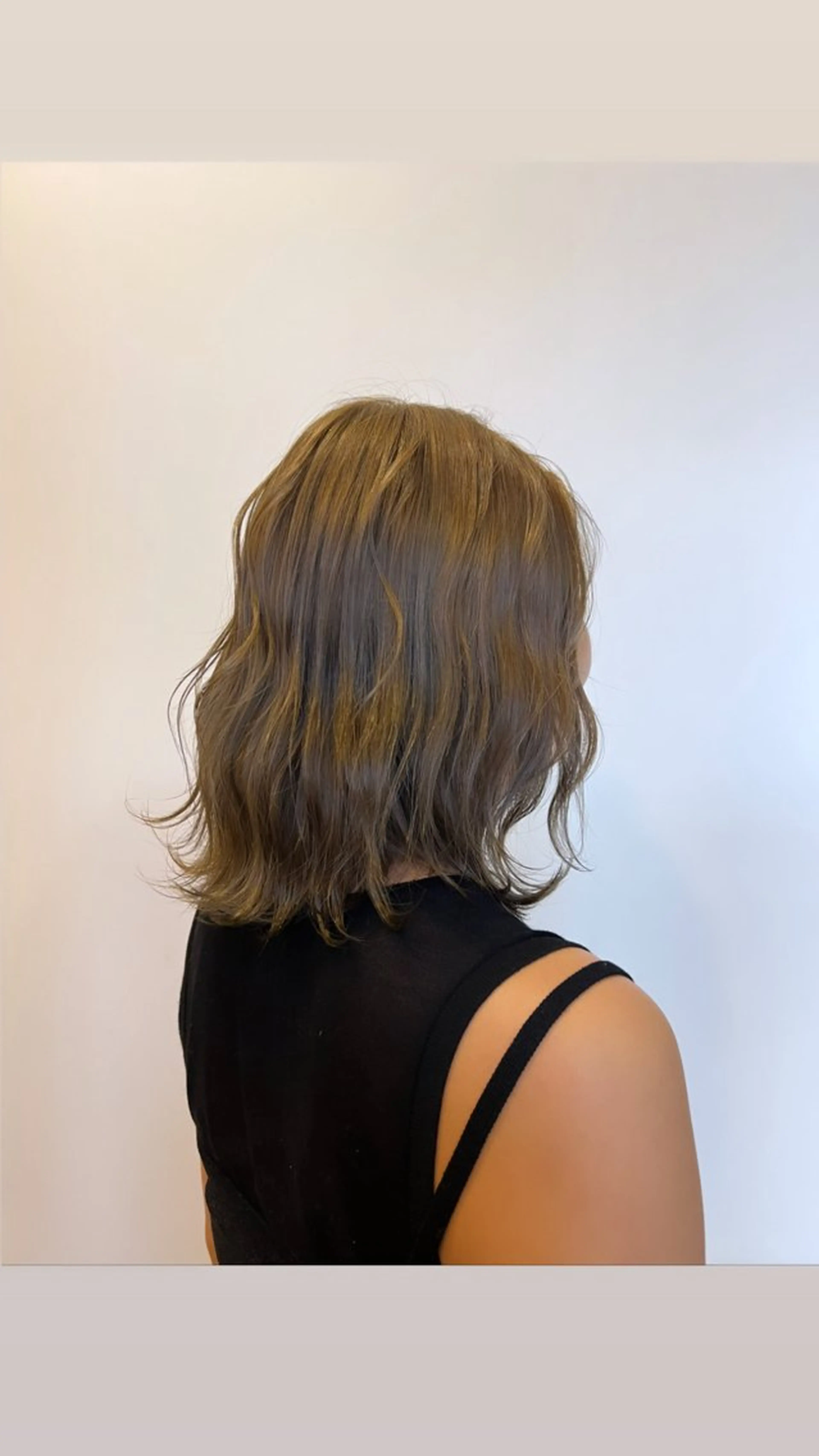 ミディアム カラー 堀井 彩加のヘアスタイル