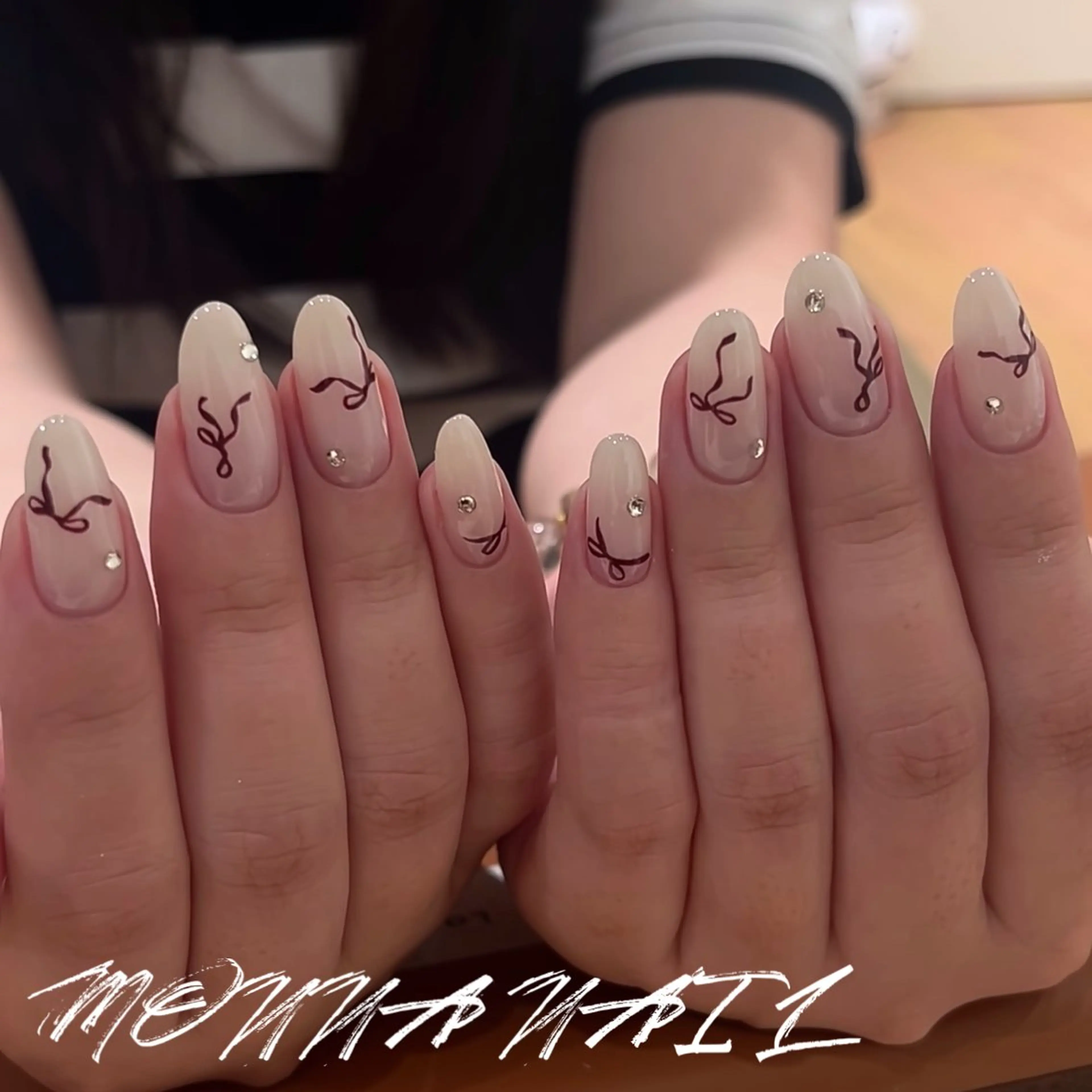 ネイル ボルドー ガーリー 韓国ネイル オフィスネイル リボン ハンドネイル モンナ CCのネイルデザイン