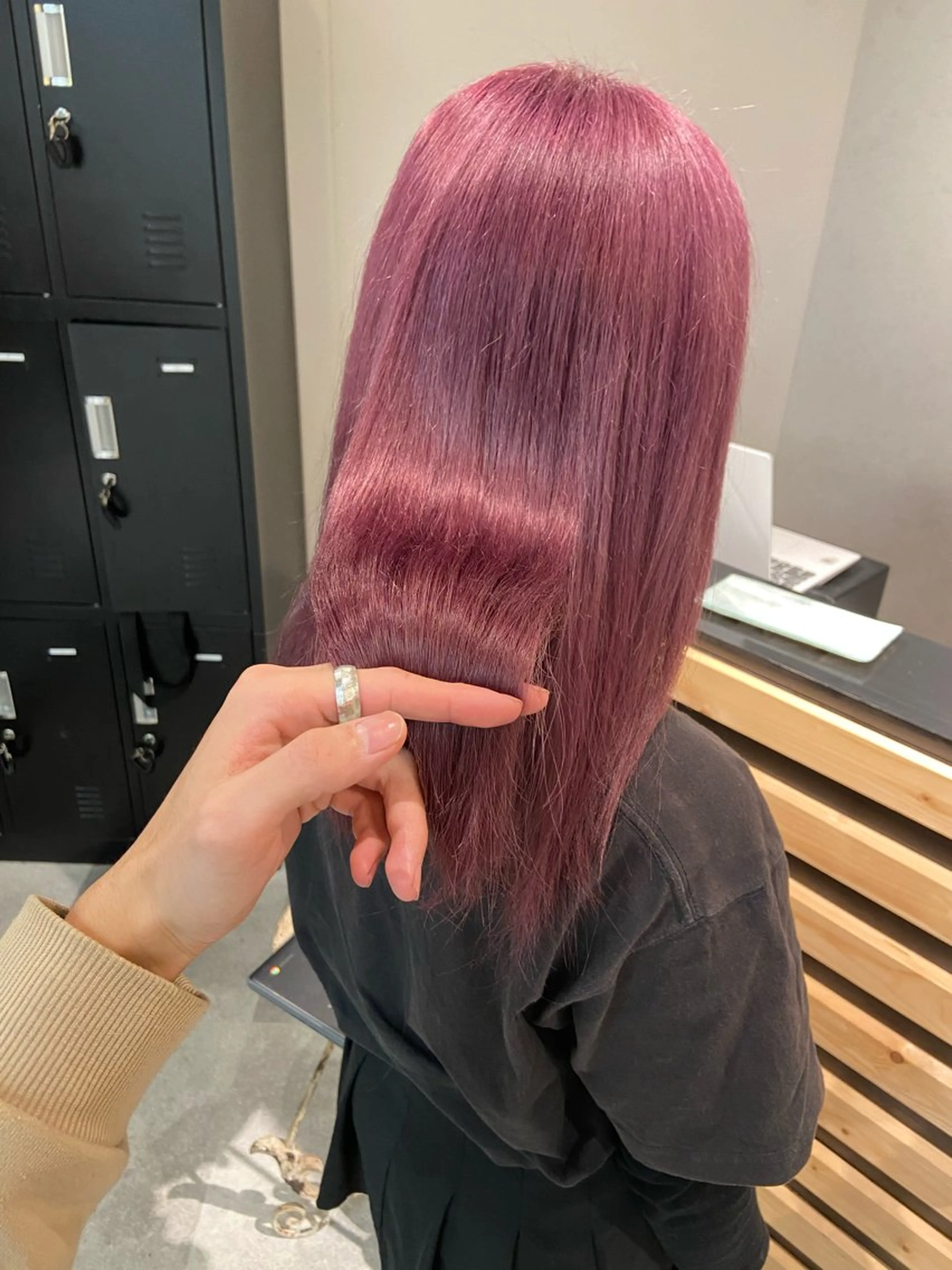 ミディアム カラー ブリーチ ピンクカラー バイオレットカラー ヘアカラー トリートメント AILEE所属・ウルフカット レイヤーカット上柿のヘアスタイル