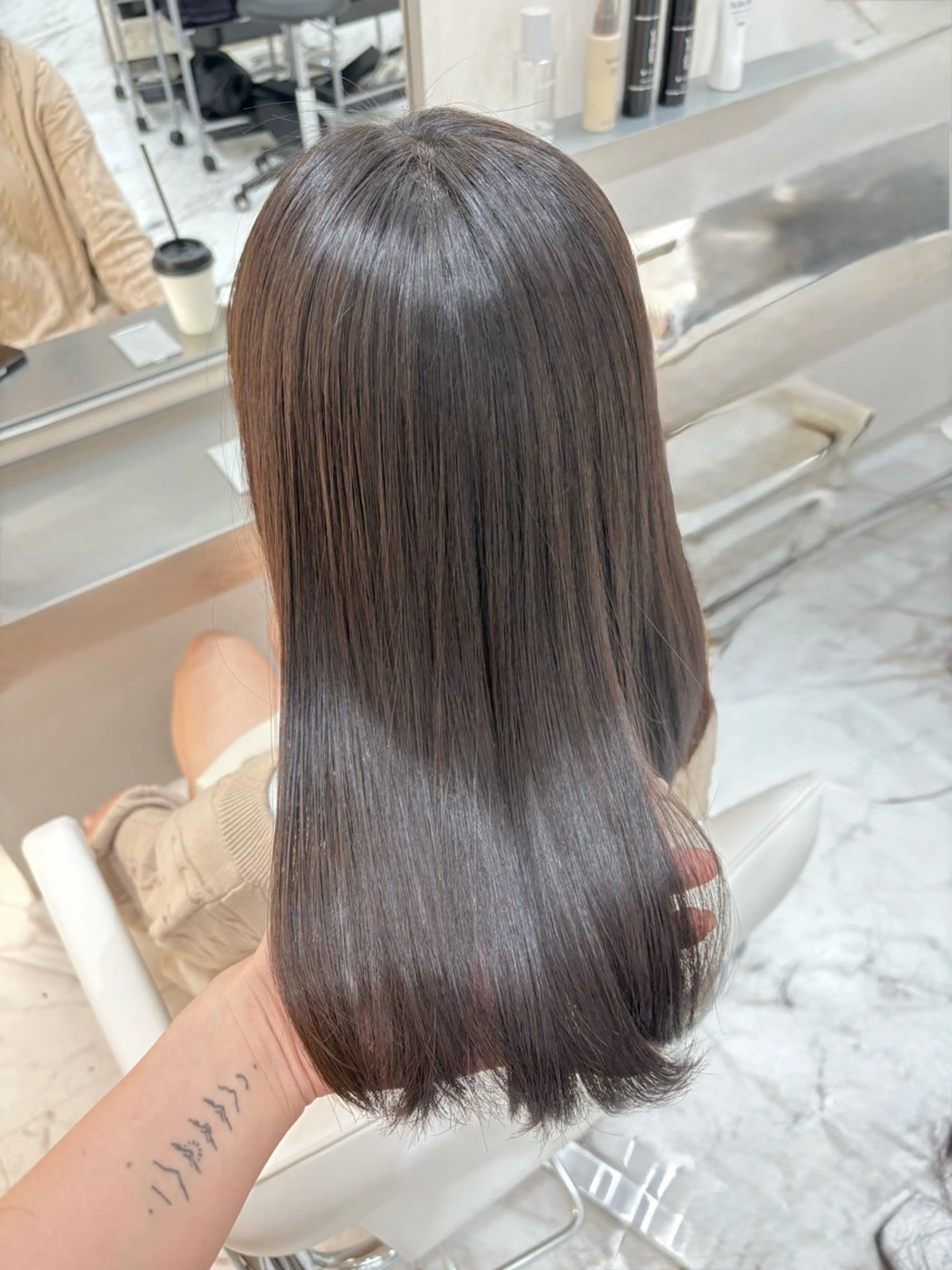 ミディアム カラー パーマ ベージュカラー ブリーチ 透明感カラー ダブルカラー グレージュ TOMO/ブリーチ 無しオリーブのヘアスタイル