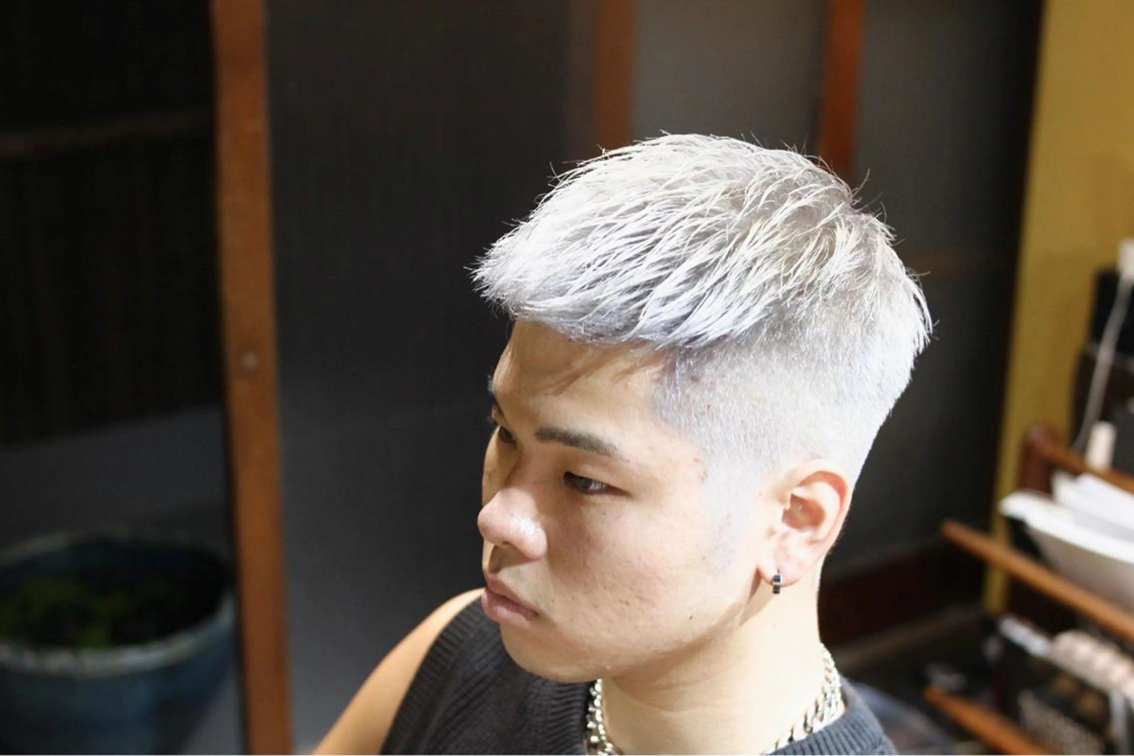 ショート カラー メンズ メンズブリーチ フェードカット 刈り上げ ブリーチ シルバー メンズカット/パーマ 福島区SOSOのヘアスタイル