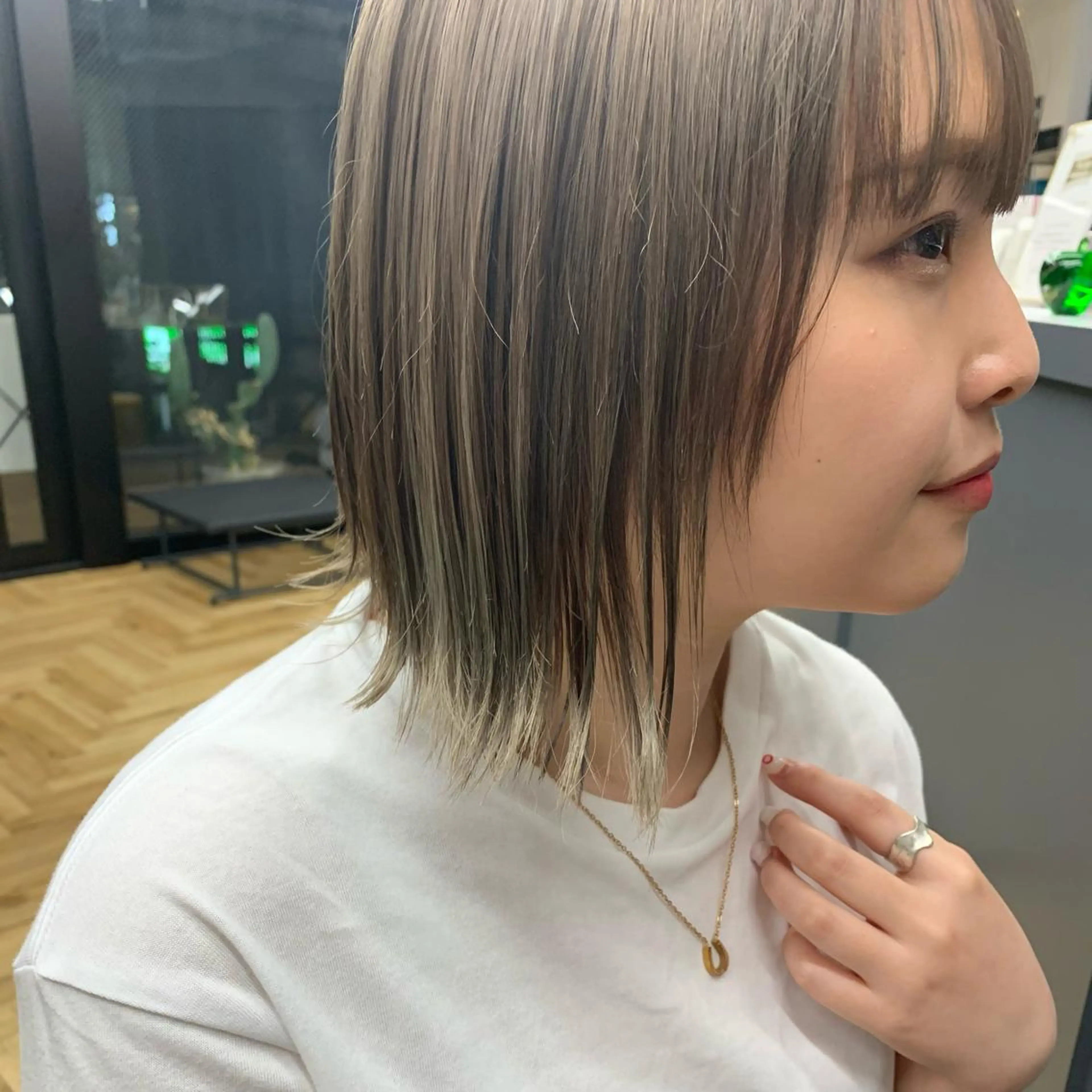 ショート カラー ベージュカラー ミルクティーベージュ ヘアカラー 寺尾 綾乃のヘアスタイル