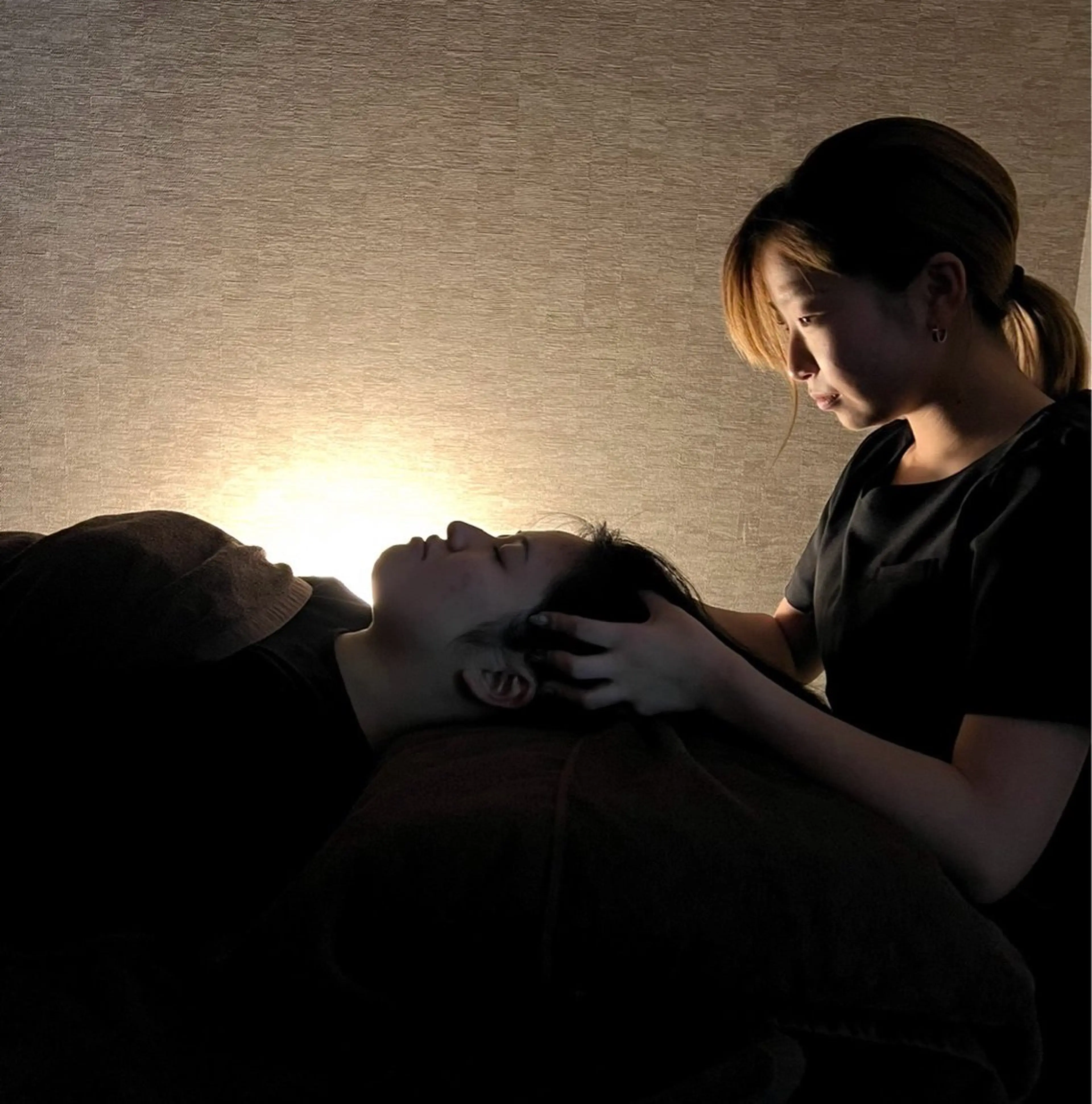 《60分ドライヘッドスパ》デコルテ、首、肩、背中、腕、頭のマッサージをおこないます❣️の写真