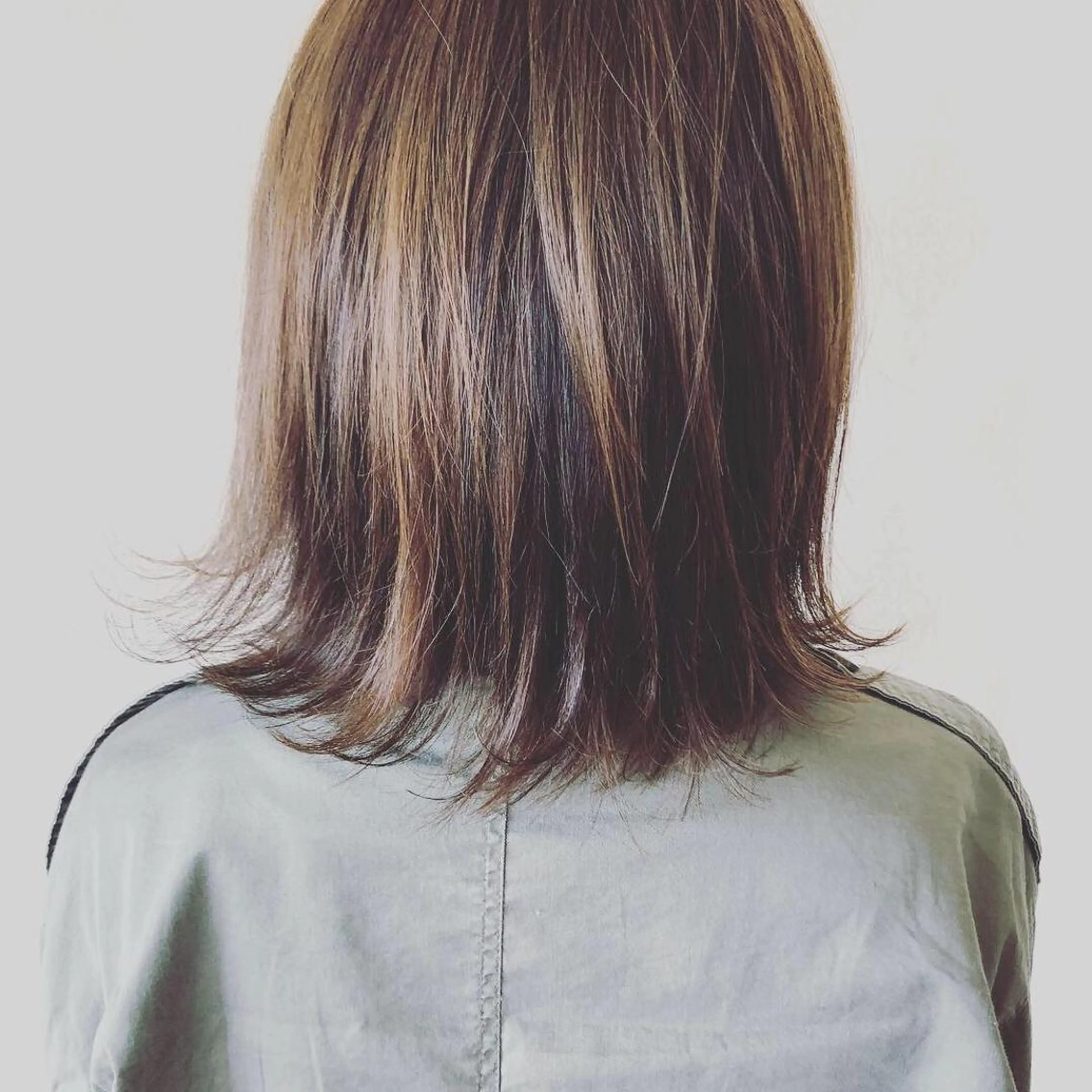 ミディアム カラー アディクシーカラー アッシュ ハイライトカラー ハイライト 外ハネヘア カット ヘアカラー HairWork's FLO-WER所属・五十嵐 聡のヘアスタイル