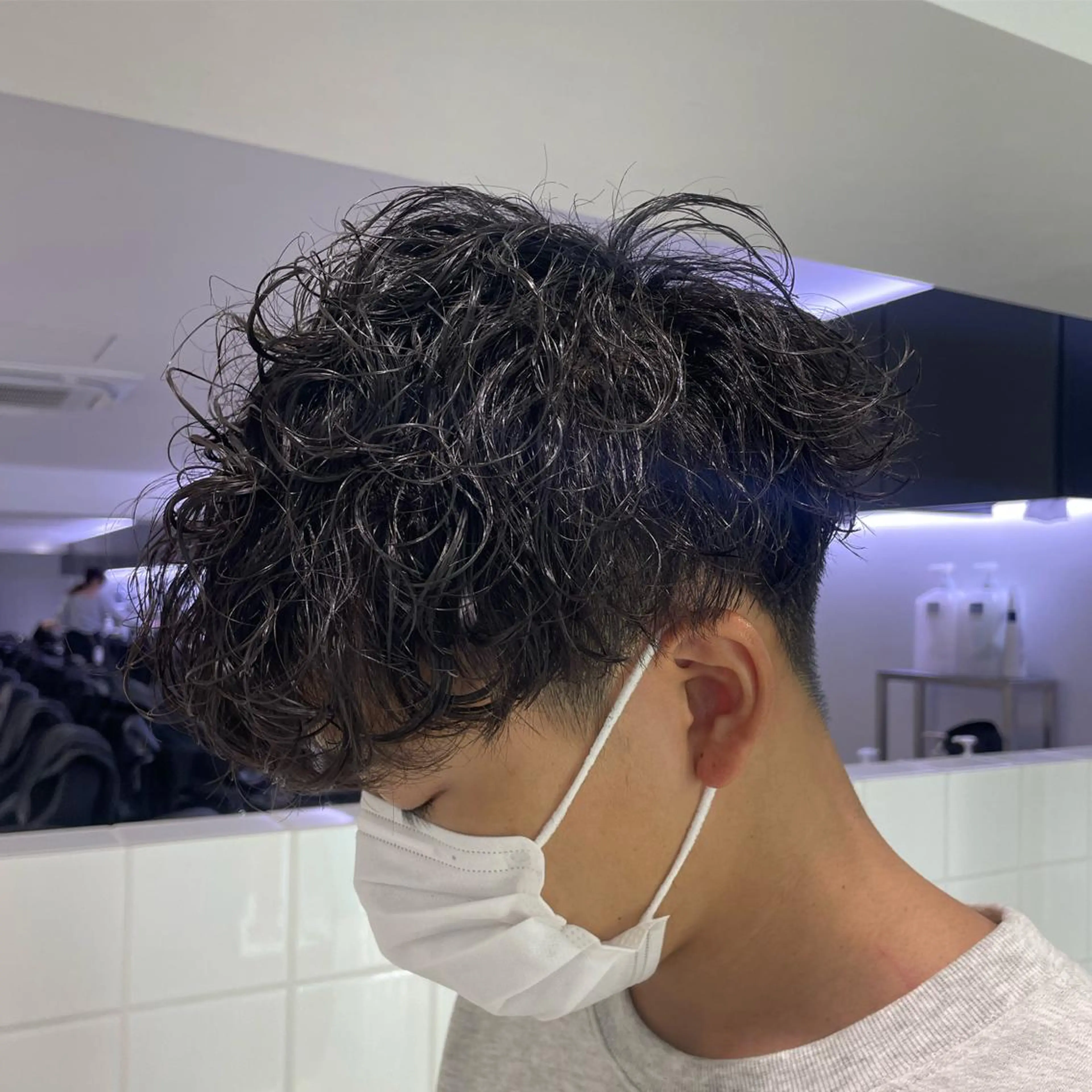 ミディアム パーマ ヘアアレンジ メンズ ミディアムパーマ メンズパーマ 波巻きパーマ 顔まわりカット の達人のヘアスタイル