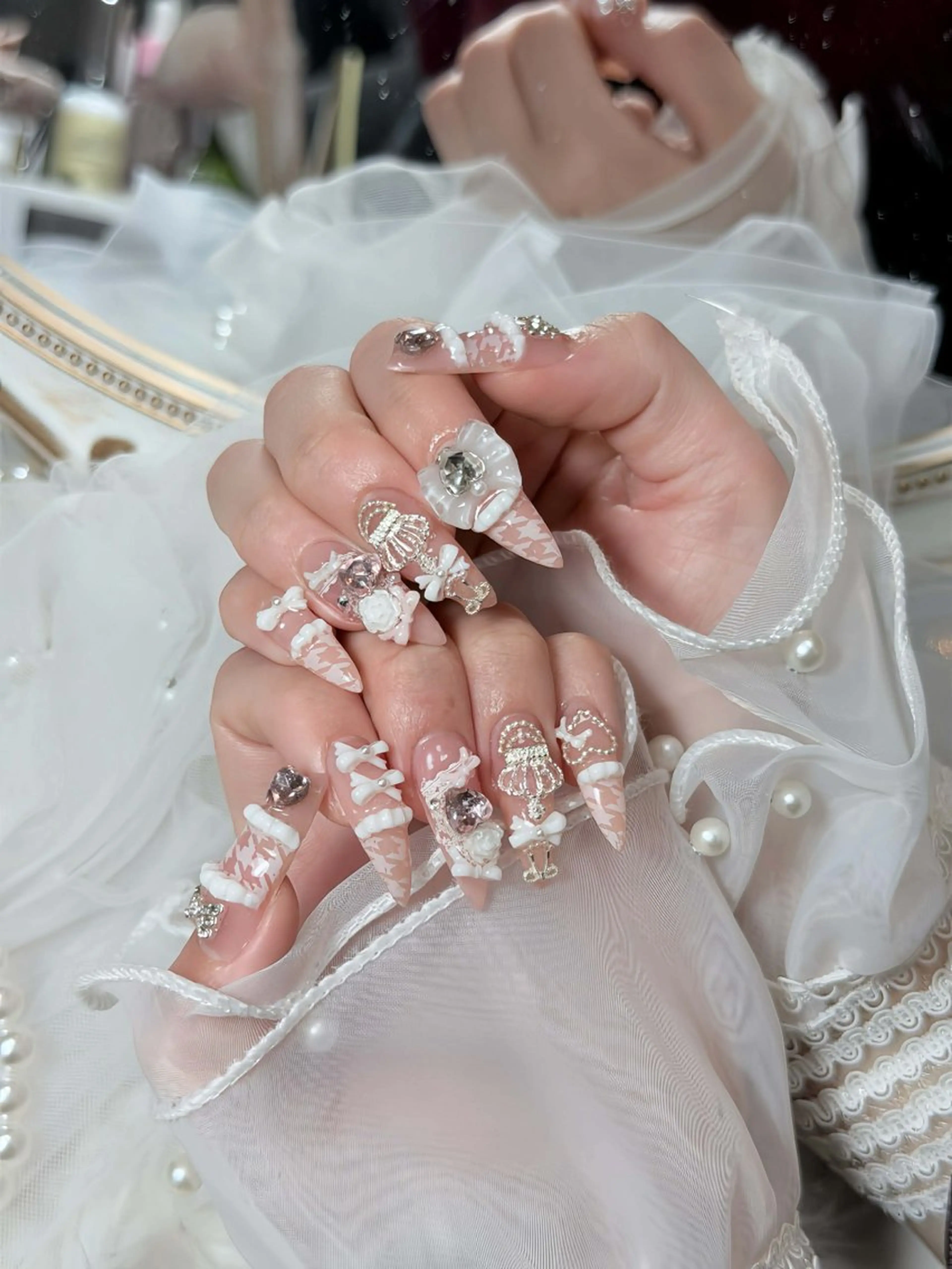 ネイル オーロラネイル ボルドー ブラウン 氷ネイル・うるうるネイル キラキラネイル ハンドネイル Julli NailStudioのネイルデザイン